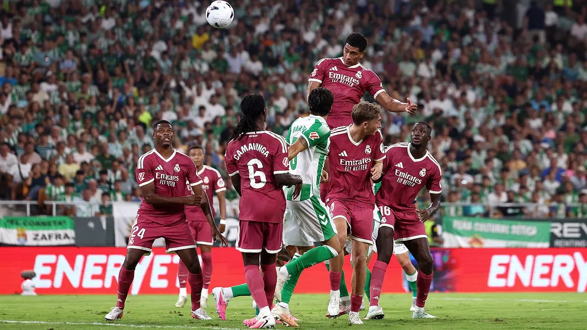 RealPaskdrid's tweet photo. 20 remates, tres palos, un penalti fallado y cero goles. Mi único reproche a Mou: si los de arriba no tienen el día, hay que sentarlos. Los que entran salen con hambre y los titulares tienen que sentir esa competencia. Si no, dificilmente seremos un equipo. https://t.co/cJqAodThWb