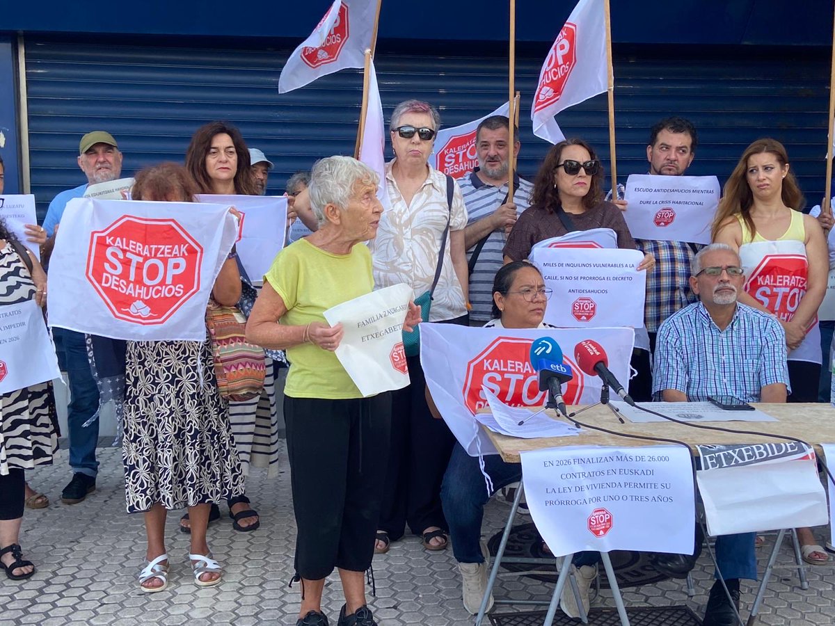 MariviEizaguir's tweet photo. Hoy nos hemos concentrado con @STOPdonostia 

😰Por las 16 familias con desahucio inminente sin alternativa habitacional
😡Por las que van a ser desahuciadas
🤬Por los inalcanzables precios del alquiler

⛔️Stop alquiler de temporada
⛔️Viviendas turísticas
#Laviviendaesunderecho https://t.co/cuIBVGvCZd