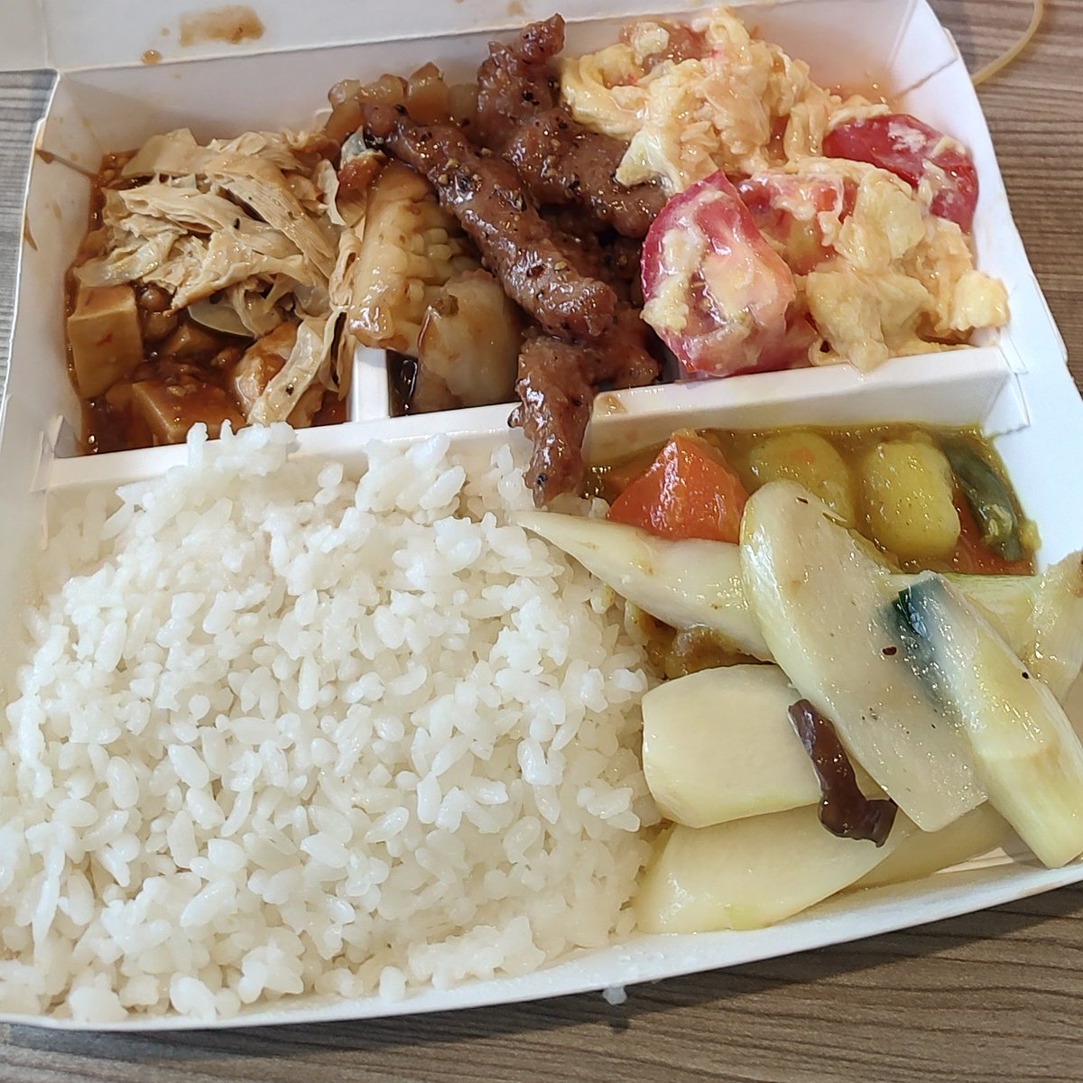 yamasakki's tweet photo. #台湾に行ったことのない人に台湾の空気を伝えよう
「自助餐」自分でおかずを取るシステム https://t.co/jXGr0VNEUw