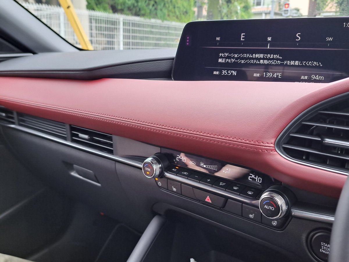 TTO241's tweet photo. MAZDA3FB 25L で気になったところ…
•ドアスイッチ周り、プラスチック感
•A ピラーの内張、プラスチック感
•年次改良前なら上級グレードにあったステアリングパッドの加装リングやE/Gスタートスイッチの加装リングがない🥹
#MAZDA3FB #MAZDA3FASTBACK #MAZDA3HATCHBACK https://t.co/eWAVkr5klj