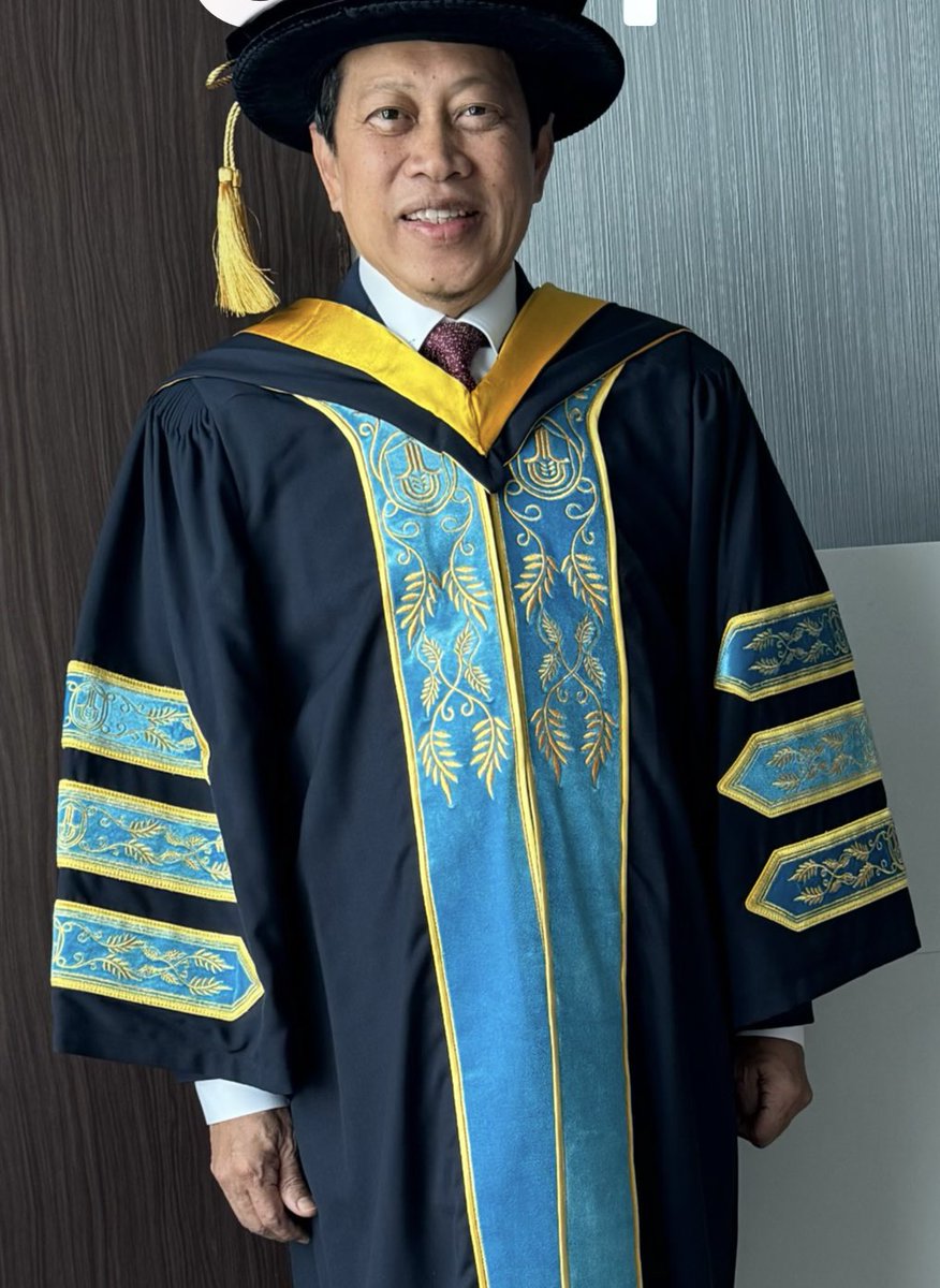 ahmadmaslan's tweet photo. Saya di #UUM hari ini. Universiti saya perolehi #PhD
Hadir program Alumni. Pelancaran buku. Saya sangat hargai pengalaman 4 tahun sebagai siswa, dalam kesibukan pelbagai tugasan.
Saya curahkan ilmu kembali utk manfaat watan. Ucapan saya tentu ada #pantun. Disertakan 3 rangkap. https://t.co/A6EwDccR8r