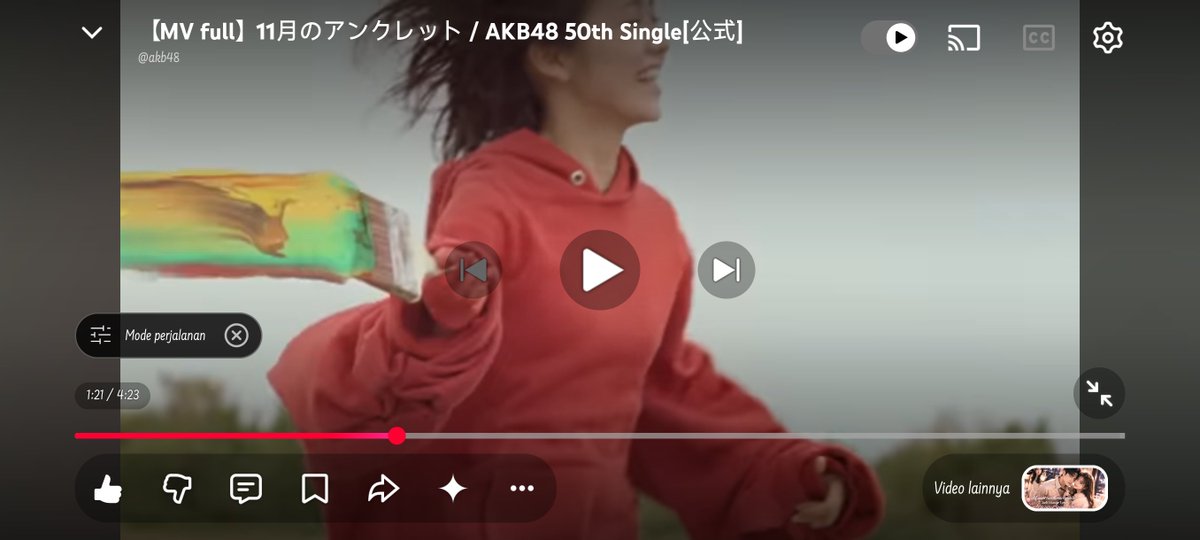 SyaNtaw's tweet photo. Eh tapi gua juga mikir gitu alasan 
1. Setiap chorus lagu ini pasti nunjukin bendera ini
2. Nih lagu POV nya gjls, mau diblng dr cowk k cewk ad kt "anklet yang kau berikan haruskah ku lepas sekarang" ya gua tau ada cowk yng pake anklet, tapi siapa cewk yang ngasih anklt ke cowk? https://t.co/eI7J7g61i2