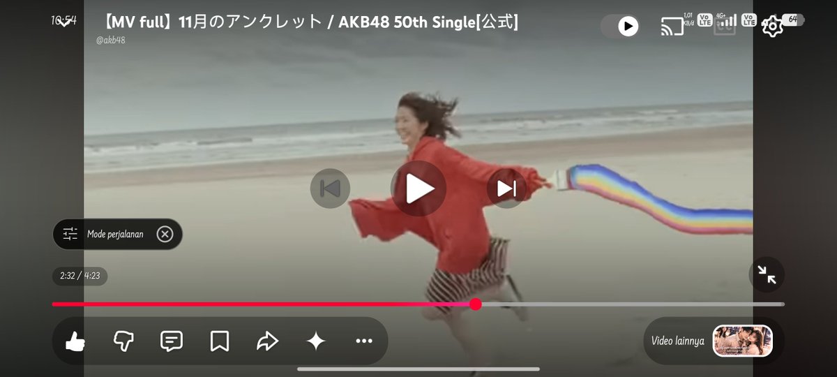 SyaNtaw's tweet photo. Eh tapi gua juga mikir gitu alasan 
1. Setiap chorus lagu ini pasti nunjukin bendera ini
2. Nih lagu POV nya gjls, mau diblng dr cowk k cewk ad kt "anklet yang kau berikan haruskah ku lepas sekarang" ya gua tau ada cowk yng pake anklet, tapi siapa cewk yang ngasih anklt ke cowk? https://t.co/eI7J7g61i2