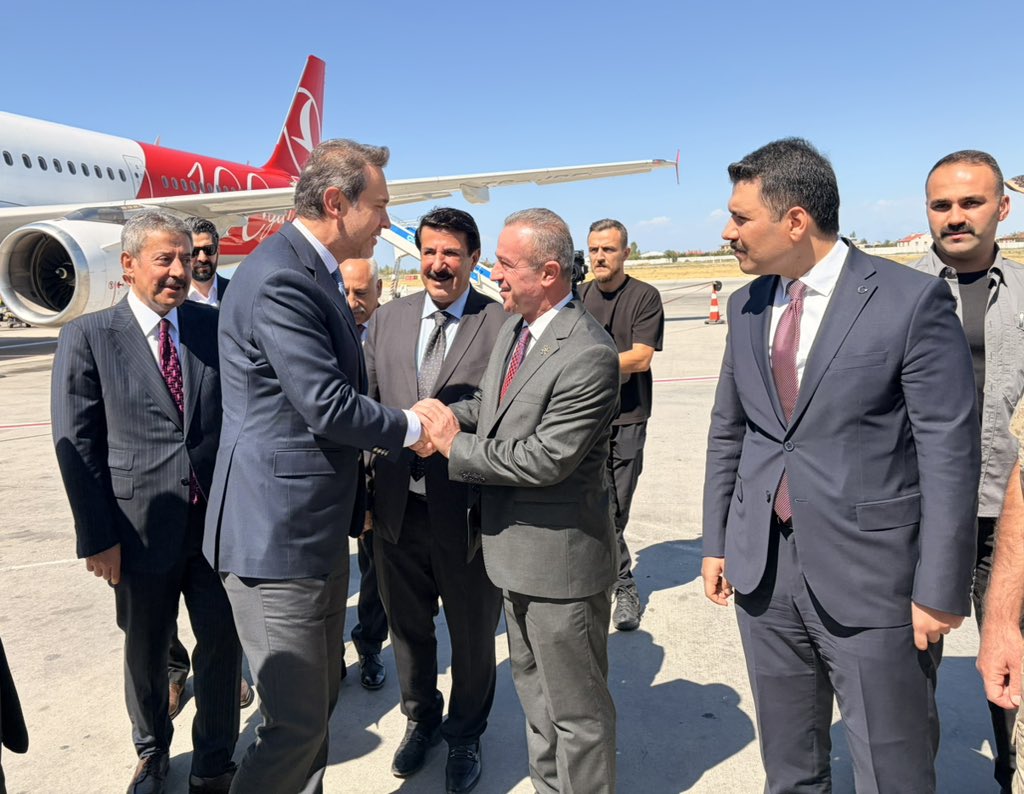 KayaZeydin's tweet photo. 📍 Van / Ferit Melen Havalimanı

TÜRKİYE YÜZYILI BULUŞMALARI

AK Parti Genel Merkez Teşkilat Başkanlığımızın koordinasyonunda gerçekleştirilen Türkiye Yüzyılı Buluşmaları kapsamında, Hakkâri’mizi ziyaret etmek üzere bölgemizi teşrif eden Enerji ve Tabii Kaynaklar Bakanımız Sayın @aBayraktar1’ı Van Ferit Melen Havalimanı’nda karşıladık.

Cumhurbaşkanımız ve Genel Başkanımız Sayın Recep Tayyip Erdoğan’ın liderliğinde; enerjiden yatırıma, üretimden kalkınmaya Hakkâri’mizin geleceği için aynı azim ve kararlılıkla çalışmaya devam ediyoruz.

Sayın Bakanımıza Hakkâri’mize hoş geldiniz diyor, ziyaretlerinin şehrimiz için hayırlara vesile olmasını diliyorum.

KARDEŞLİKLE KENETLENEN, İSTİKRARLA GÜÇLENEN TÜRKİYE!

@RTErdogan
@Akparti
@abuyukgumus
@aBayraktar1 
@MustafaAlkayis
@byildiz63

#TürkiyeYüzyılıBuluşmaları #Hakkâri
