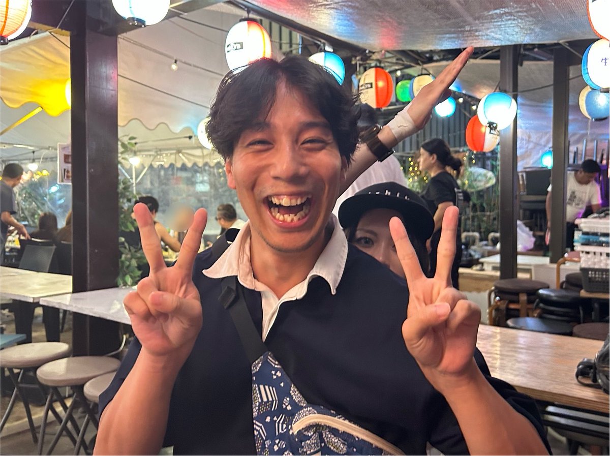 junichi_yama's tweet photo. 仮面ライダーガヴで #仮面ライダーヴァレン のスーツアクターを務めてくれたアクション部の鍜治洸太朗くんがプレイヤーからスタッフへ転身との事。
ライダー作品でご一緒出来たたのは短かったですが新たな道頑張って下さい。応援してます！またご飯行きましょうね🍖🍻
#ヴァレンポーズ
#背後に誰かいる https://t.co/EIQx0Tgyyb