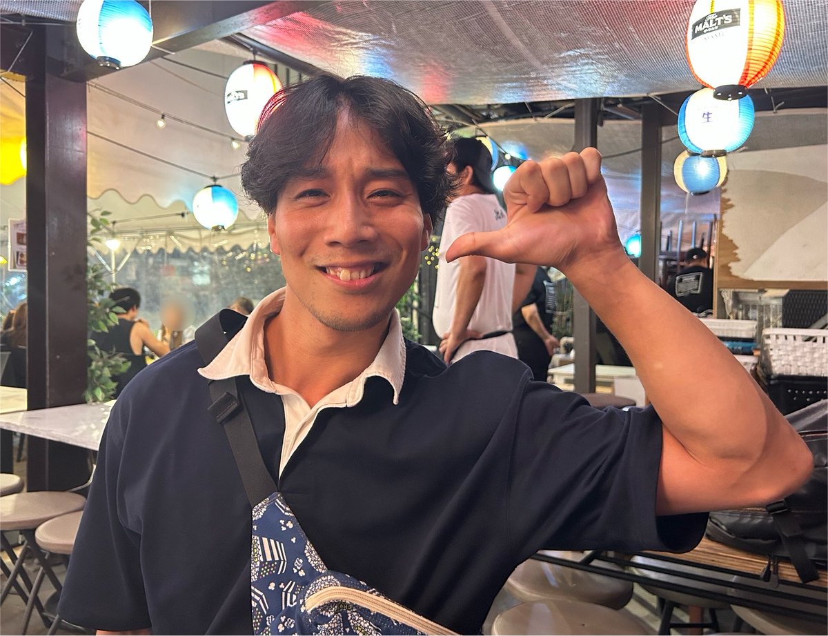 junichi_yama's tweet photo. 仮面ライダーガヴで #仮面ライダーヴァレン のスーツアクターを務めてくれたアクション部の鍜治洸太朗くんがプレイヤーからスタッフへ転身との事。
ライダー作品でご一緒出来たたのは短かったですが新たな道頑張って下さい。応援してます！またご飯行きましょうね🍖🍻
#ヴァレンポーズ
#背後に誰かいる https://t.co/EIQx0Tgyyb