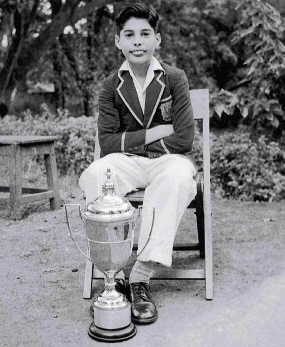 CeJourHistoire's tweet photo. Freddie Mercury n'est pas né en Angleterre, mais sur une île de l'océan Indien, et sous un tout autre nom.

Il voit le jour le 5 septembre 1946 à Zanzibar, au large de l'Afrique de l'Est, dans une famille indienne de religion zoroastrienne. Ses parents l'appellent Farrokh Bulsara.

Enfant, on l'envoie en pension près de Bombay. Il y apprend le piano et monte son premier groupe.

À dix-sept ans, une révolution éclate à Zanzibar. Sa famille abandonne tout et se réfugie dans la banlieue de Londres.

Il entre aux Beaux-Arts, dessine, vend des vêtements sur les marchés, et chante le soir dans des groupes qui ne percent pas.

En 1970, il en fonde un nouveau avec deux musiciens londoniens et lui donne un nom : Queen. Dans la foulée, il troque Bulsara contre Mercury.

Cinq ans plus tard, il compose une chanson de six minutes, mi-opéra mi-rock, que les radios jugent trop longue pour être diffusée. « Bohemian Rhapsody » devient l'un des plus grands succès de tous les temps.

En 1985, au concert Live Aid, devant un stade comble et des millions de téléspectateurs, il tient la planète au creux de la main pendant vingt minutes.

Il meurt le 24 novembre 1991, à 45 ans, un jour après avoir révélé au monde qu'il était atteint du sida.

De Farrokh Bulsara, l'enfant de Zanzibar, le monde entier n'aura retenu qu'un seul nom : Freddie Mercury.