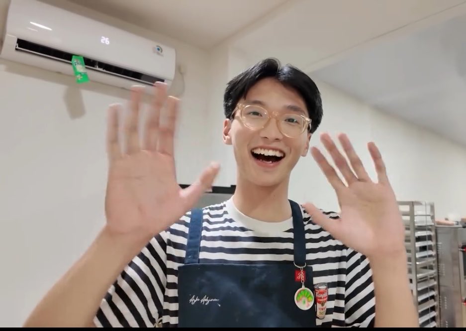 sulipanss's tweet photo. EEEEHHH LUCU BANGET AZKAA KAYA ANAK ANAK 😭😭🤏🏻 ini harusnya ngomong “halo kakak kakak” ga sih???!! 😫😫 https://t.co/dFOxd1mHA2
