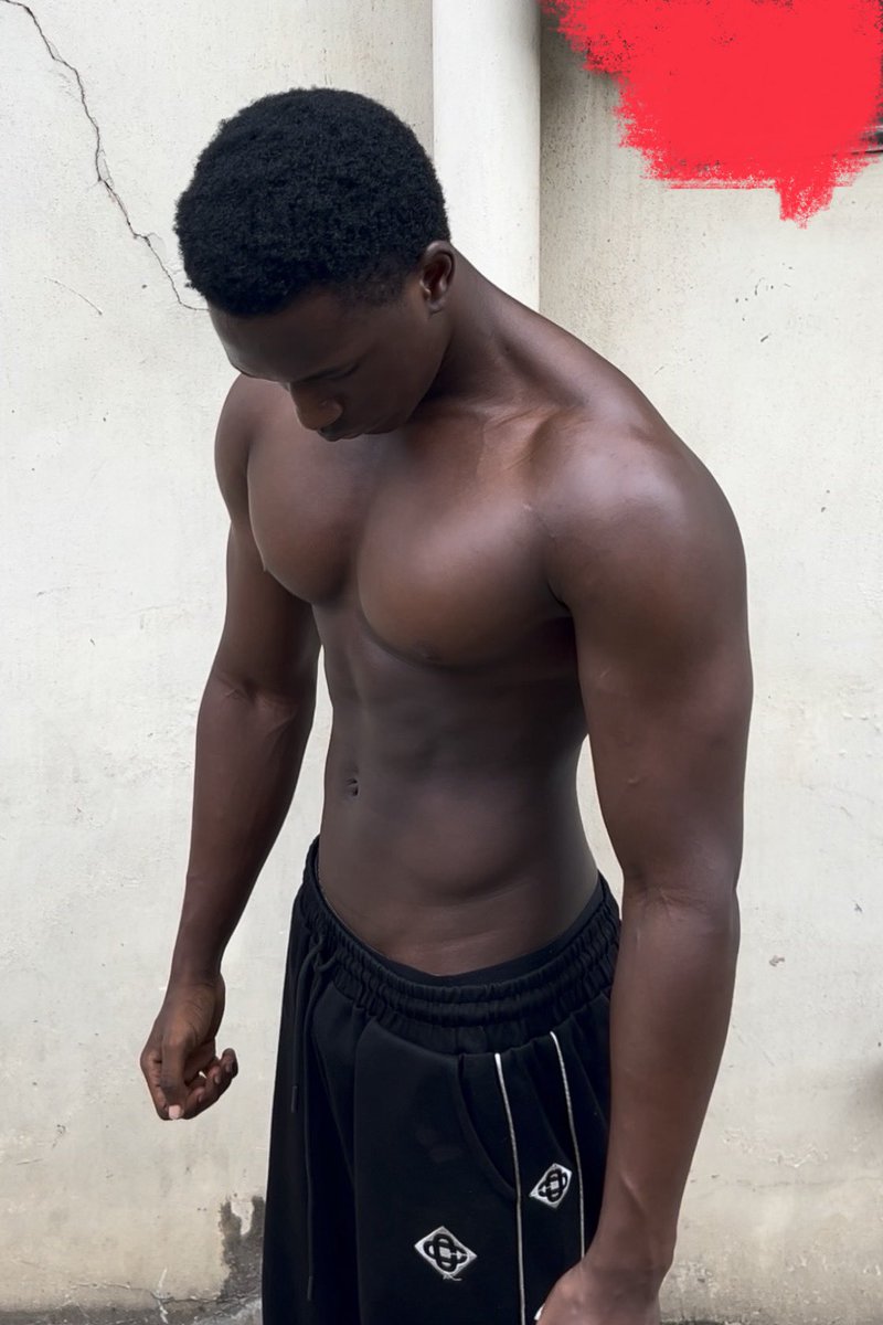 emmyworkouts's tweet photo. As a man, why aren’t you built like this https://t.co/Hs7CkSd0GV