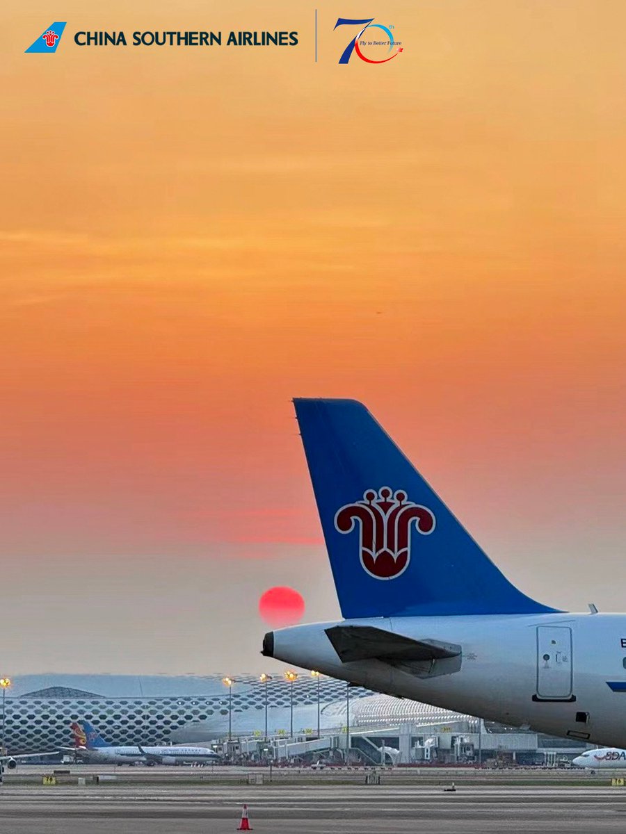 CSAIRGlobal's tweet photo. The sky is painted in warm golden dusk. China Southern Airlines is here to greet your landing. Good evening! ✈️🌅
 
#CSAir #FlyWithCSAir https://t.co/IbfRHUODWv