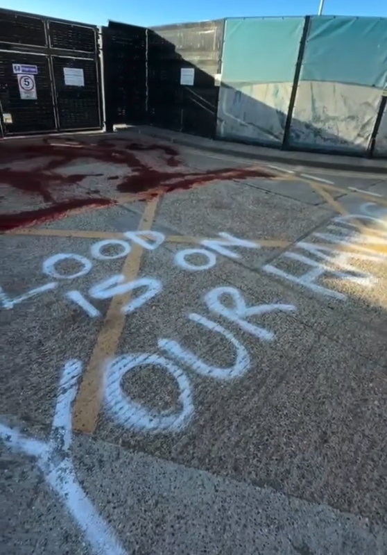 BasilTheGreat's tweet photo. 🚨BREAKING: "Blood is on your Hands" has been sprayed outside the asylum seeker processing centre in Dover

[@RealDannyTommo ] https://t.co/b0qyIUcY7n