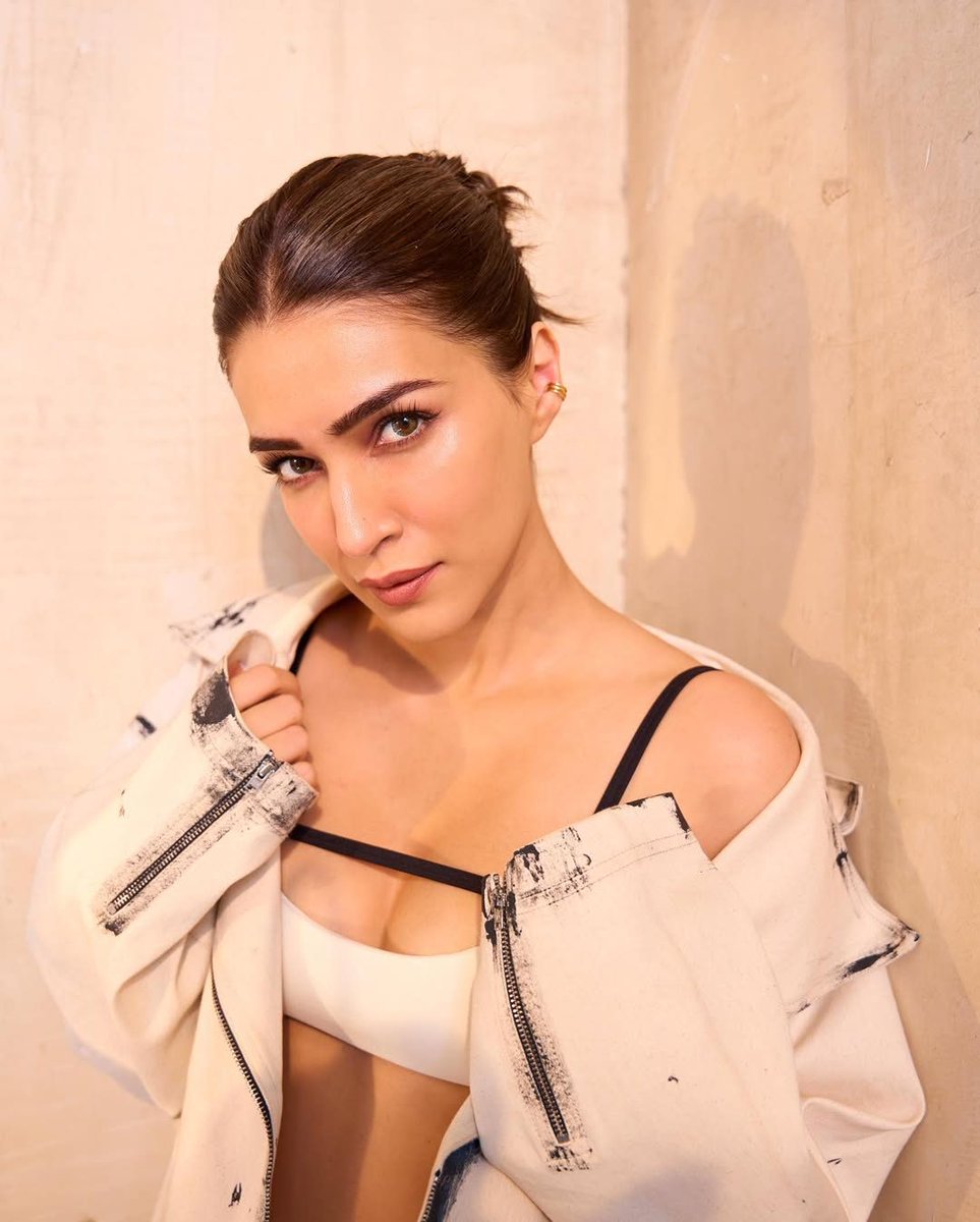 VOGUEIndia's tweet photo. 🔗: https://t.co/mSWmwMr9Bk
Kriti Sanon says the bralette and shirt combination is here to stay https://t.co/2ILZx9G0s0