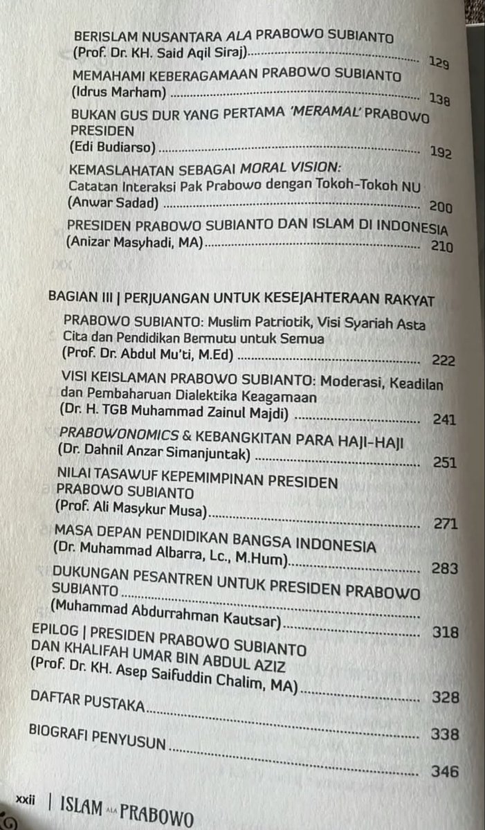 liogtttscrp's tweet photo. "Islam ala Prabowo" buku itu bisa dianggap penistaan agama... Seluruh Muslim di dunia mengikutinya Islam ala Nabi Muhammad SAW, sejak kapan Prabowo jadi nabi kok di ikuti??￼ 

Coba dibaca daftar isi buku "ISLAM ALA PRABOWO" ini, bukunya bener2 basah sama air liur. Astaga buku macam apa ini, jika buku adalah jendela dunia, maka buku ini adalah jendela ke neraka kali ya?￼ bawa2 islam tentu tokoh yang dijadikan contoh dalam hal perkataan dan perbuatan dalam buku itu mesti yang punya keilmuan dalam ilmu agama. islam gak ada ala-ala, jangan dimodifikasi, beragama harus sesuai dengan sunnah, bukan hawa nafsu, bukan dari sudut pandang seorang tokoh yang dia sendiri bukan seorang alim dan bukan penuntut ilmu syar'i

apakah prabowo dikenal sebagai pendakwah?￼