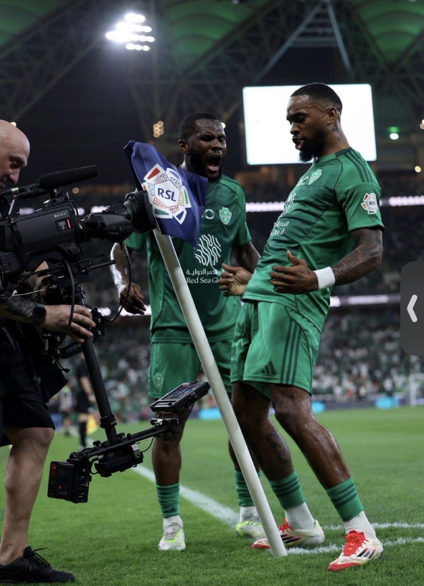 Badercwfw's tweet photo. @KhaledfAlajmi طيب هذي الصوره خذها وعلقها في بيتكم عشان تتذكر جمهور الاهلي دائمًا 😻💚🤍 https://t.co/GyJtlXbpJ1