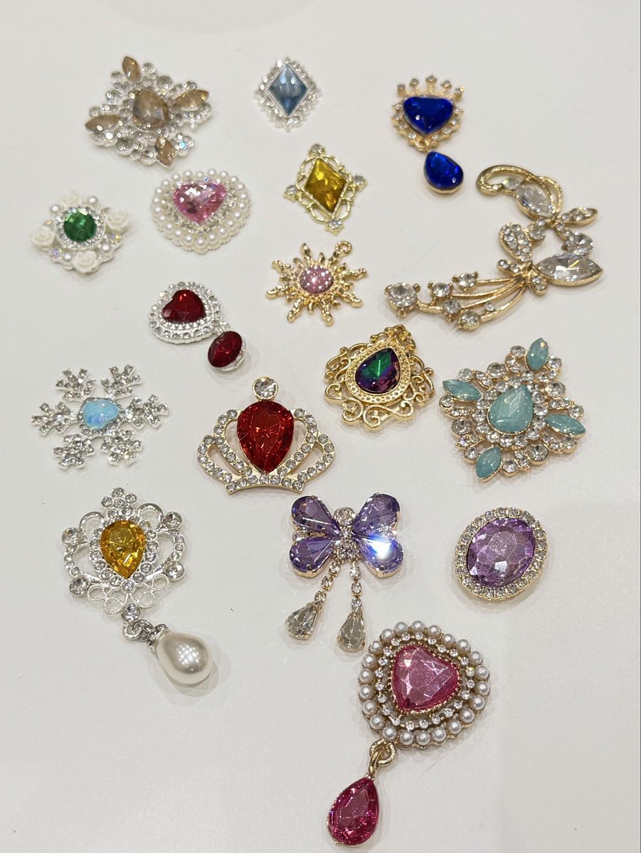 iseki_namba's tweet photo. ⭐️9月19日OPENに向けて売り場作り進行中⭐️

カードケースデコやロゼット作りにぴったりなパーツも沢山ご用意しております💎
ビジュー系だけでも種類が多すぎて写真に収まりきらないほど...❣️👀✨

プレゼント企画本日までです❕滑り込み参加お待ちしております🏃💕 https://t.co/mc9B6mZMUo