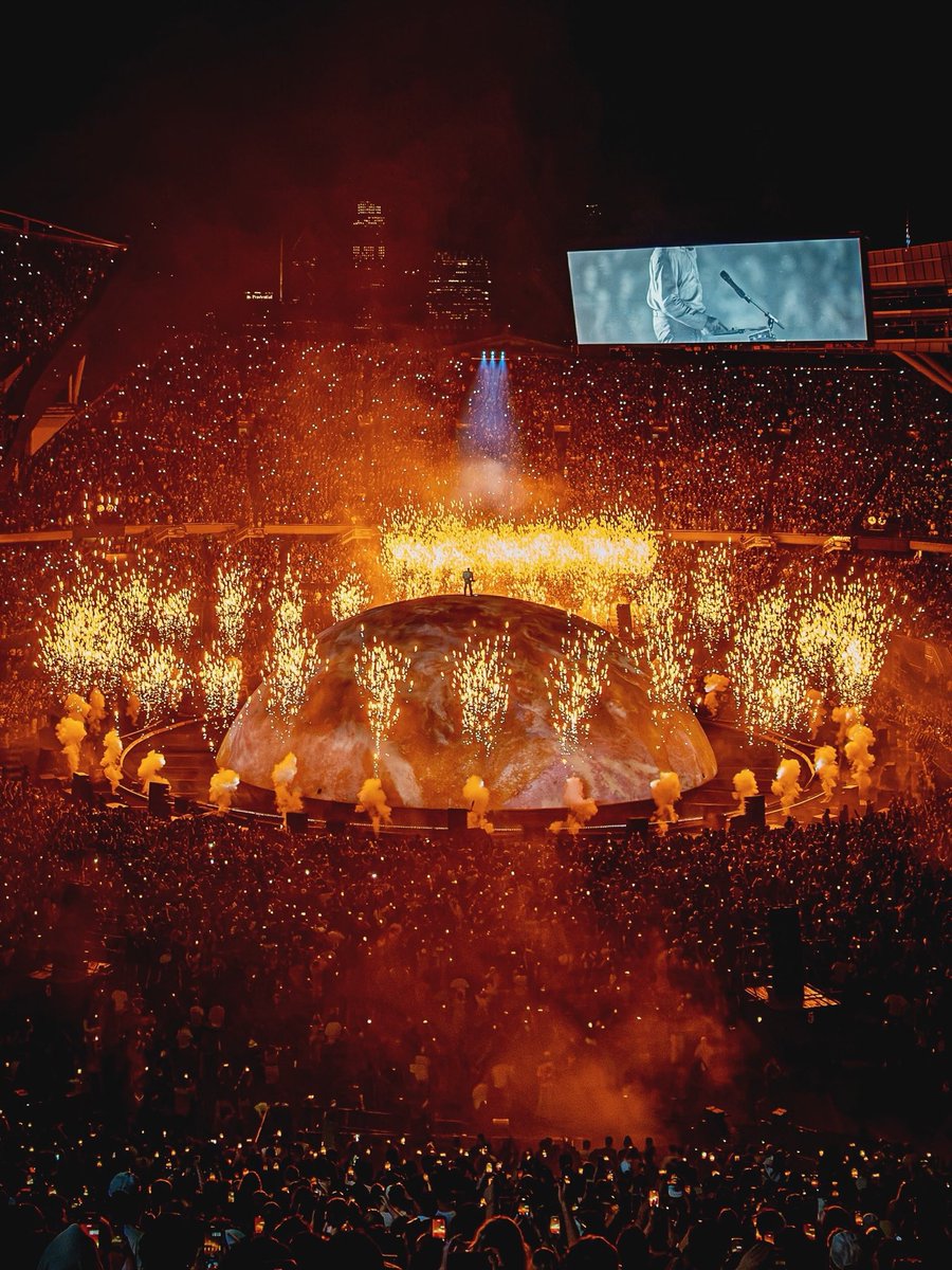 VastLandd's tweet photo. Ye at Soldier Field, Chicago (2026)
📸: @JoshuaMellin https://t.co/htNfsDcNjy