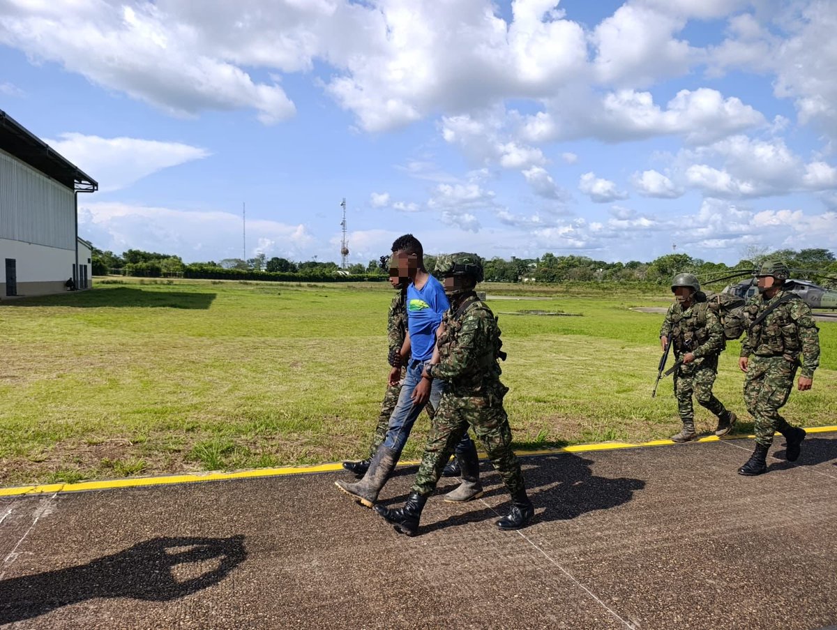 COL_EJERCITO's tweet photo. 🔴🕔📢 #LaPrimeraDelDía | Un integrante del Frente Primero de las FARC-EP se somete a las tropas de @Ejercito_Div4 en #Guaviare. 

La Fuerza de Despliegue Rápido N.° 10, logró el sometimiento de alias Yeferson, integrante del GAO-r Frente Primero, en la vereda El Resbalón, de San José del Guaviare.

El individuo se movilizaba en una motocicleta por la ruta El Morro-El Resbalón, cuando se produjo la acción militar.

#ContraLaAmenaza