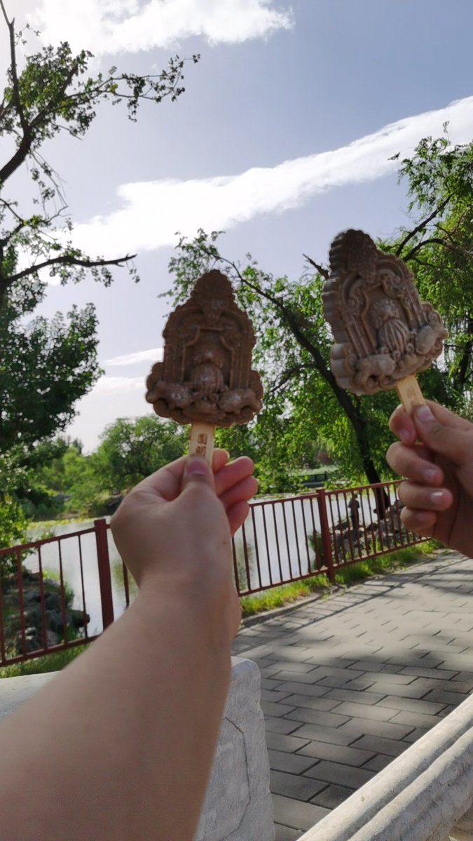 CemreTuraniku9's tweet photo. A stranger shared half their ice cream with me when I forgot my wallet at the park today—small kindness that made my whole day.， https://t.co/RQyQghkgQN