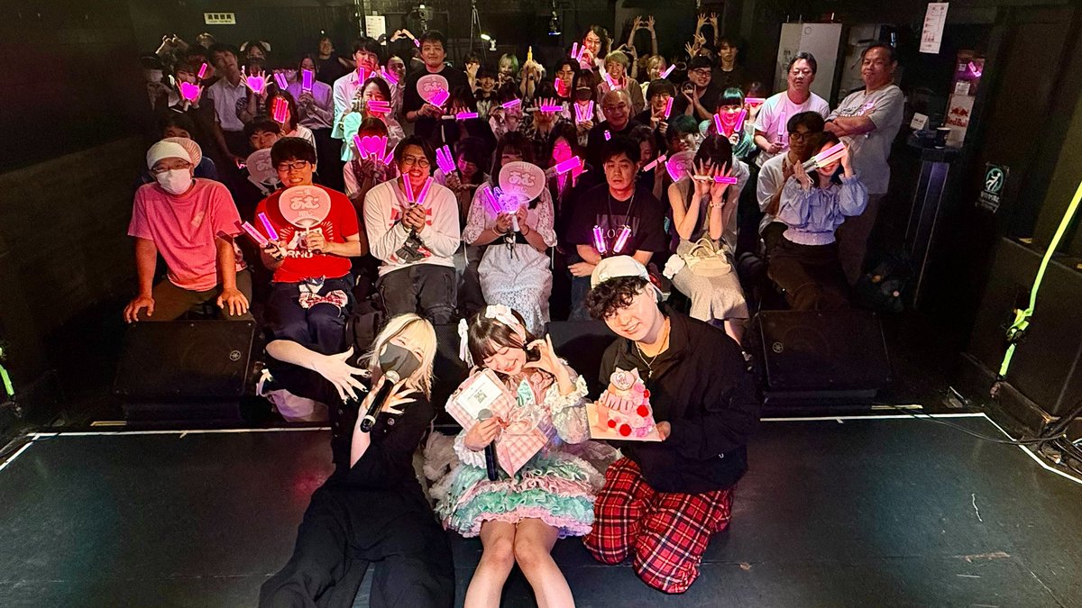iam_amu18's tweet photo. ラストライブありがとうございました❣️

ケーキも可愛いしおいしすぎたし、
お花も一生飾ります🌸
プレゼントもお手紙もたくさんありがとう大切にするね！
素敵な動画もありがとうᵕ̩̩_ᵕ✨

我が踊ってみたライブ人生悔いなし❣️

出会ってくれたみんな、
一緒に踊ってくれたみんな、
ほんとにありがとう💖💖💖💖💖

またね！