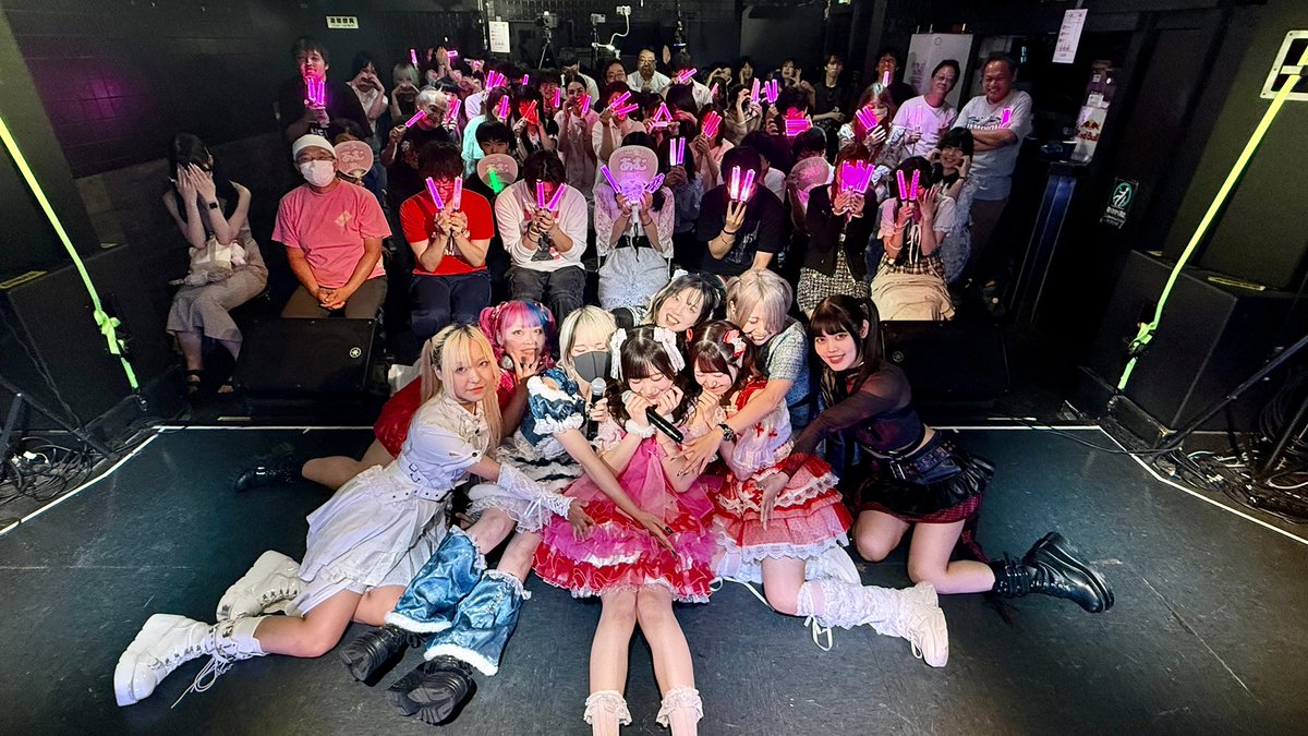 iam_amu18's tweet photo. ラストライブありがとうございました❣️

ケーキも可愛いしおいしすぎたし、
お花も一生飾ります🌸
プレゼントもお手紙もたくさんありがとう大切にするね！
素敵な動画もありがとうᵕ̩̩_ᵕ✨

我が踊ってみたライブ人生悔いなし❣️

出会ってくれたみんな、
一緒に踊ってくれたみんな、
ほんとにありがとう💖💖💖💖💖

またね！