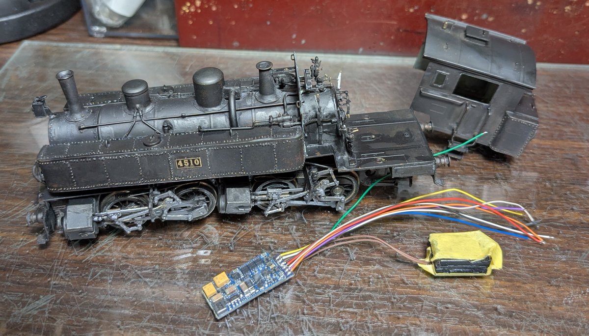 gtr_take55's tweet photo. 4510　52日目　デコーダー来た
https://t.co/3kPT4EzCfi
#DCC #ESU #4500改4510 #鉄道模型社
デコーダーは入りそうなんですが、スピーカーがギリ https://t.co/yVGEKFKNH2