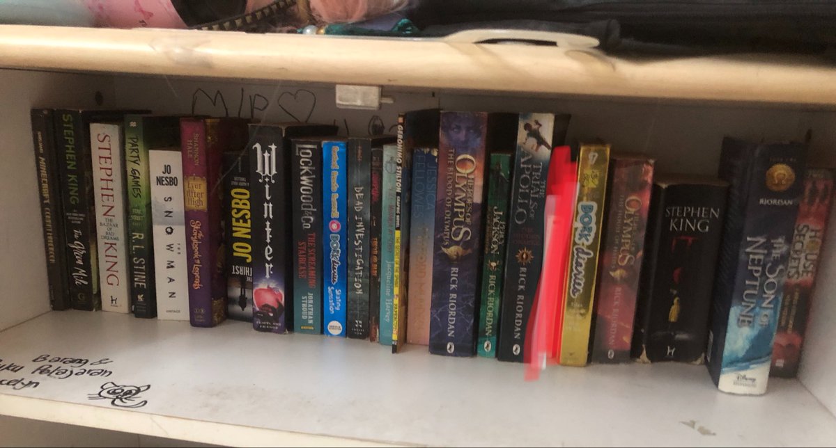 airenenami's tweet photo. Hi, agak OOT sorry ><
mau jual semua novel disinii soalnya aku mau ganti koleksi :> semua nya fiction ENGLISH! #booktwt

aku gatau hargain brpp, dm me or comment ur offers, bisa beli bulk juga yaa! TIA https://t.co/jX0K1GqoMi