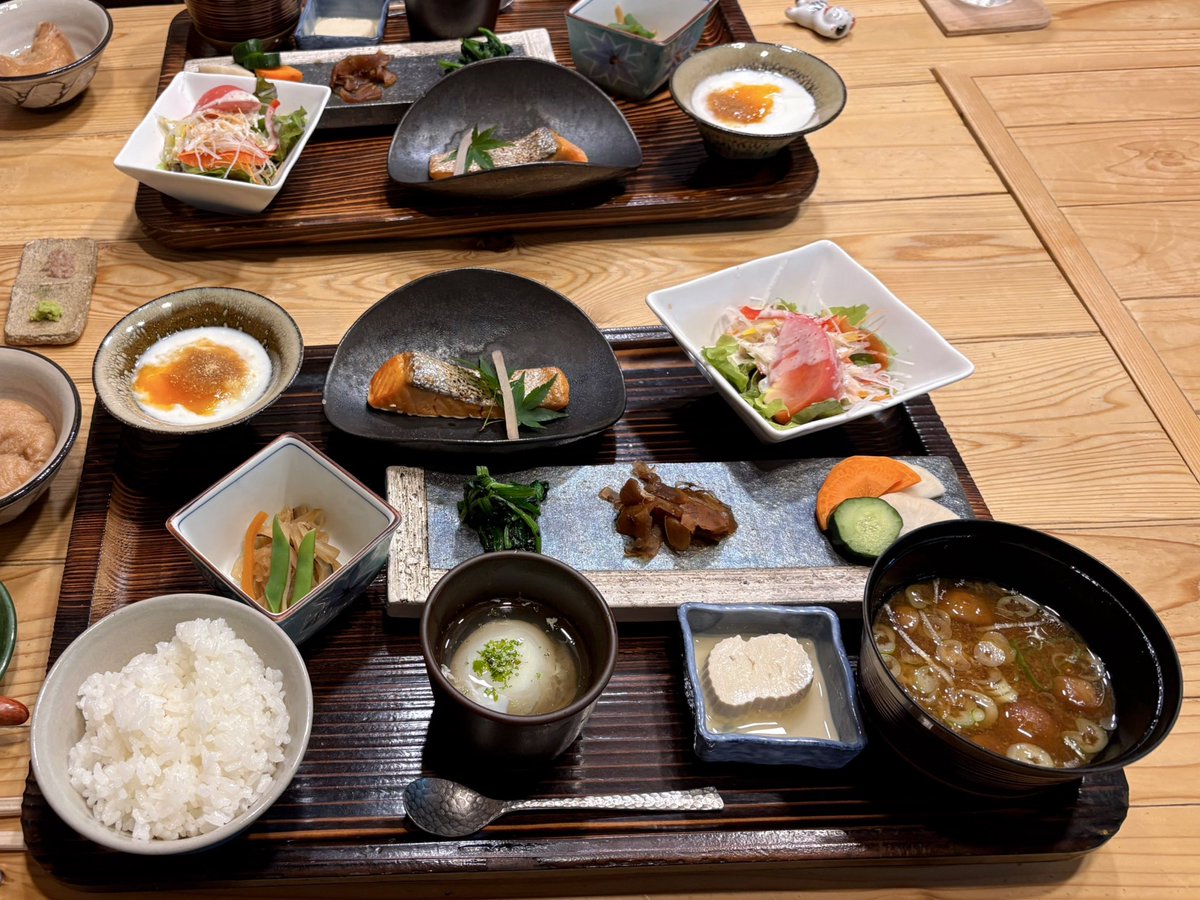 5mori2's tweet photo. 水上温泉　蛍雪の宿　尚文　朝ご飯

自家製梅肉入り豆乳蒸し
新発田麩
郷土料理　しめとうふ　
自家製味噌のみそ汁
自家製ヨーグルト　オリジナルソース　他

朝ごはんもさっぱりで食べやすい😋
お米とお味噌の美味しさが際立ってました🍚

箸置きが🐈😍 https://t.co/P06VALKtCz