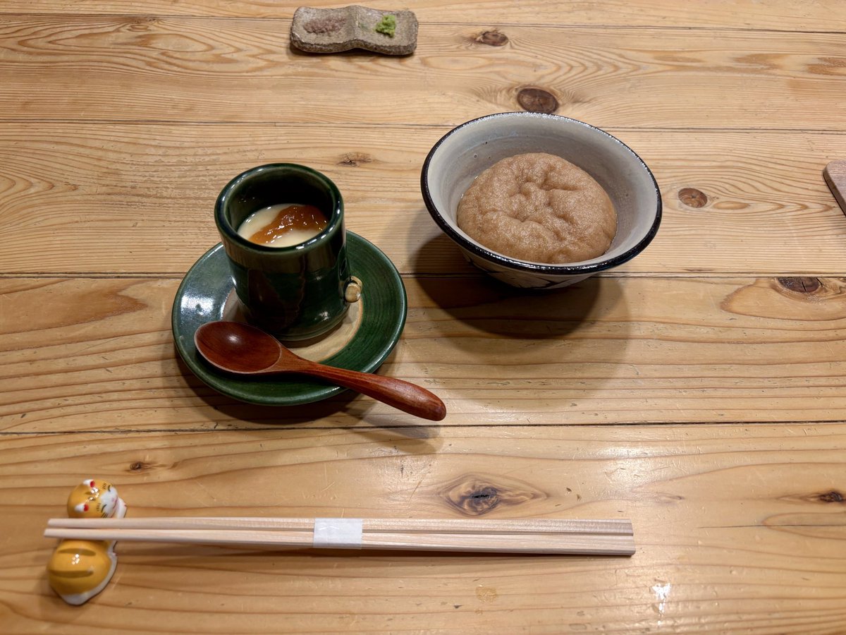 5mori2's tweet photo. 水上温泉　蛍雪の宿　尚文　朝ご飯

自家製梅肉入り豆乳蒸し
新発田麩
郷土料理　しめとうふ　
自家製味噌のみそ汁
自家製ヨーグルト　オリジナルソース　他

朝ごはんもさっぱりで食べやすい😋
お米とお味噌の美味しさが際立ってました🍚

箸置きが🐈😍 https://t.co/P06VALKtCz
