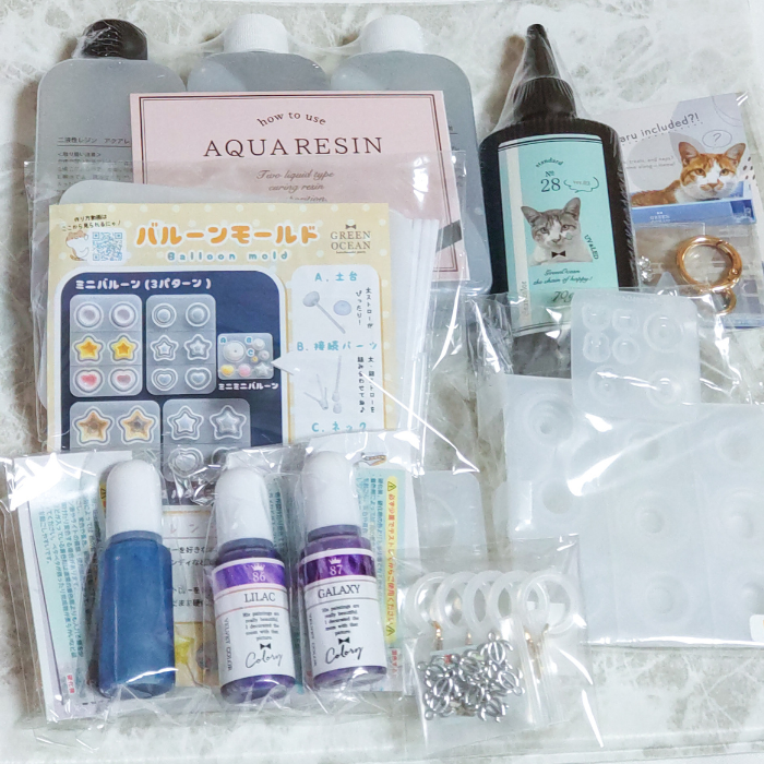 yu2_sub's tweet photo. GreenOceanさんお昼に届いたので開封(/・ω・)/
・まさるの涙
・カラリーベルベットカラー（プラネット、ライラック、ギャラクシー）
・アクアレジン
・アンブレラマーカー
・カメのメタルパーツ
・ミニチュアカフェグラスモールドSSサイズ
・バルーンモールド https://t.co/lEB8SREmph