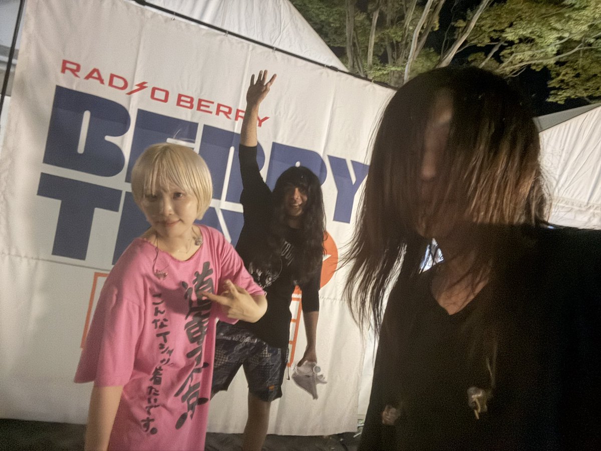 yabaT_official's tweet photo. 26.9.5 #ベリテン
1.Tank-top of the world
2.あつまれ！パーティーピーポー
3.鬼POP激キャッチー最強ハイパーウルトラミュージック
4.Magical Tank-top Parade
5.ハッピーウェディング前ソング
6.すこ。
7.アルゴリズムの犬
8.サークルバンドに光を
9.無線LANばり便利
10.ヤバみ
11. NO MONEY DANCE

en1.メロコアバンドのアルバムの3曲目ぐらいによく収録されている感じの曲
en2.かわE