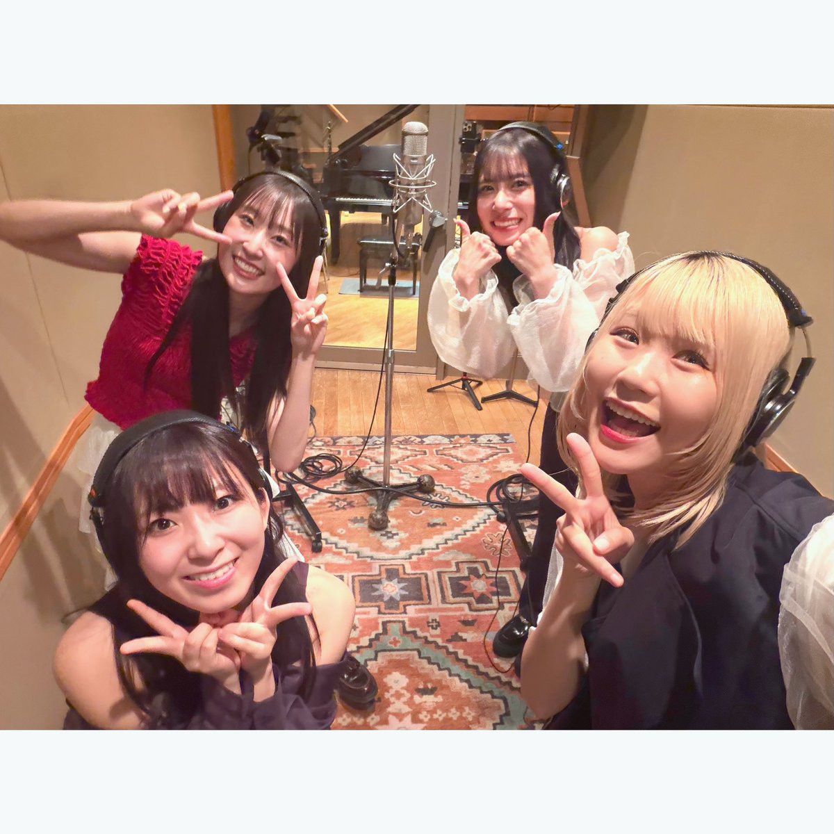 harami_piano's tweet photo. 【Juice=Juiceコラボの裏話】
長文になりますが、今回のJuice=Juiceさんとのコラボに込めた想いと制作の裏側について少しお話しさせてください。

今回のコラボのきっかけは、JFN系列で放送中の『ハラミちゃんのハラミファソRadio♪』ゲストに、るるちゃん、一華ちゃん、れいれいが来てくださった際、一華氏のヴァイオリン、れいれいのボイスパーカッション、私のピアノで生セッションをさせていただきました。

そのときの「音で会話しているような感覚」がどうしても忘れられなくて。

一華氏のヴァイオリンやれいれいのボイパはJuice=Juiceファンハロプロファンの皆さんにはおなじみかもしれません。でもこれほど高い音楽的センスと技術を持っていることを、もっと世間のたくさんの方に知ってほしい。そんな想いもあり今回のコラボをお願いしました。

『盛れ!ミ・アモーレ』のアレンジは大枠を私が作りましたが、ヴァイオリンのフレーズは一華氏がすべて自分で考えてくれました。
しかも当日まで「ソロパートだけ弾く」と勘違いされてた一華氏に、当日突然「全部弾いてください！」とお願いすることに😂それでも瞬時にフレーズを組み立て、楽曲に自然に溶け込ませてくれました。

ラスサビ前にはピアノとヴァイオリンがハモる難易度の高いフレーズもあるのですが、短時間でしっかり仕上げてくれて。2番Bメロでは「こっちのほうが、より感傷的になる」と一華氏からハモりの提案も。その一工夫で音に奥行きが生まれぐっと艶っぽいサウンドになりました。

そして2番は、私から「原曲とはガラッと変えて思いっきり切なくしたい」と提案させていただきました。るるちゃんも実際に何度も歌いながら「もっとこう歌いたい」「こうしたほうが切なさが伝わる」と、たくさんのアイデアを出してくれました。

るるちゃんは頭脳明晰でありながら、理屈より先に感覚で正解をつかめる天性のセンスを持っている方だと感じます。でもそれは「才能」のひと言だけでは片づけられなくて、幼い頃から何度もステージに立ち、歌って、悩んで、試してきた膨大な経験と努力が、今では「直感」と呼べるほど身体に染み込んでいるんだろうな、と感じました。

そして、れいれい。とんでもない安定感のボイスパーカッションを、とんでもない集中力で録ってくれました。正確にリズムを刻みながらグルーヴさせられる。ソロの引き出しも驚くほど多くて一体いつ練習しているのでしょうか…

そして何より、ボイパしながらあそこまで表情で魅せられる人いますか？！！？
ほぼ眉毛と目と髪、そして身体の動きだけで、ボイスパーカッションを“聴かせる”だけでなく“魅せる”パフォーマンスにまで昇華してしまうれいれい。強すぎです。

たいせいさんのディレクションも本当に的確で、私の意見やアレンジの意図を尊重しながら、それぞれのアイデアや個性を最大限に生かし、ひとつの作品としてまとめてくださいました。本当にありがたかったです。

レコーディングと撮影は夜遅くまで続きましたが、多忙な中でも、隙間時間にはメンバー同士でずっとおしゃべりしたり、踊ったり、疲れを見せるどころか、自分たちで現場の空気を明るくしていて、その姿にもJuice=Juiceさんの強さとプロフェッショナルさを感じました。

私がハロプロさんを好きになった理由のひとつは、紛れもない「実力」と、その奥にある「芯の強さ」です。小学生の頃から夢中でハロプロさんの楽曲を聴き漁り、まだ研修生だったるるちゃんを初めて見たときの衝撃も、今でも鮮明に覚えています。

「こんなに表現力がずば抜けている子が、この先どんなアーティストになっていくんだろう…」

そう思って見ていた方と時を経て、今るるちゃんがリーダーとして引っ張るJuice=Juiceさんと一緒に音楽を作ることができたことが、いちファンとして本当に嬉しく感慨深い時間でした。

Juice=Juiceさんには、今回ご一緒した皆さん以外にも素晴らしいメンバーがたくさんいらっしゃいます。
そしてハロプロさんには、それぞれ異なる魅力と個性、確かな実力を持つ素晴らしいグループがたくさんあります。

すごいぞ、ハロプロ！
万歳、ハロプロ！

またいつかご一緒できる日を心から楽しみにしています。
こんな自己満の長文でしたが、ここまで読んでくださり本当にありがとうございました。

ハラミ

P.S.
今回何気にいちばん衝撃だったこと。
れいれいが夜ご飯のお弁当をペロッと2個（＋アイスも）食べていたこと……あんなにほっそい身体の一体どこに入っているの……

#juicejuice
#段原瑠々
#井上玲音
#有澤一華
#ハラミちゃん
#盛れミ