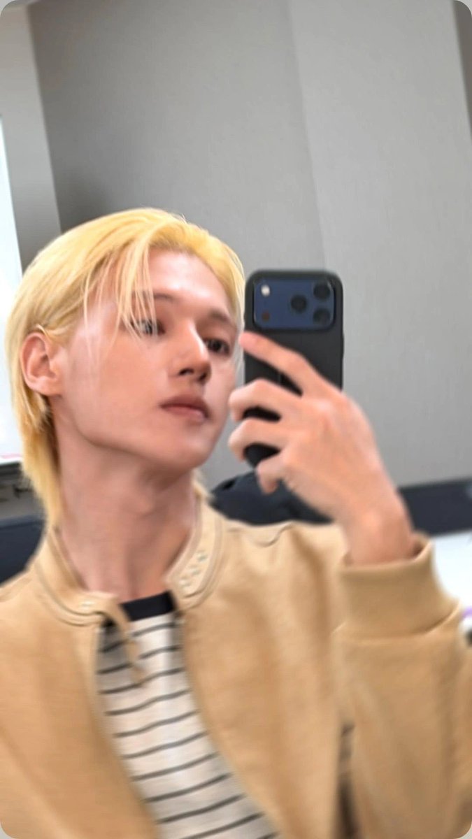 wo0youngbuin's tweet photo. they took the top vs bottom phone holding discourse personally https://t.co/jkkeIJ5qkR