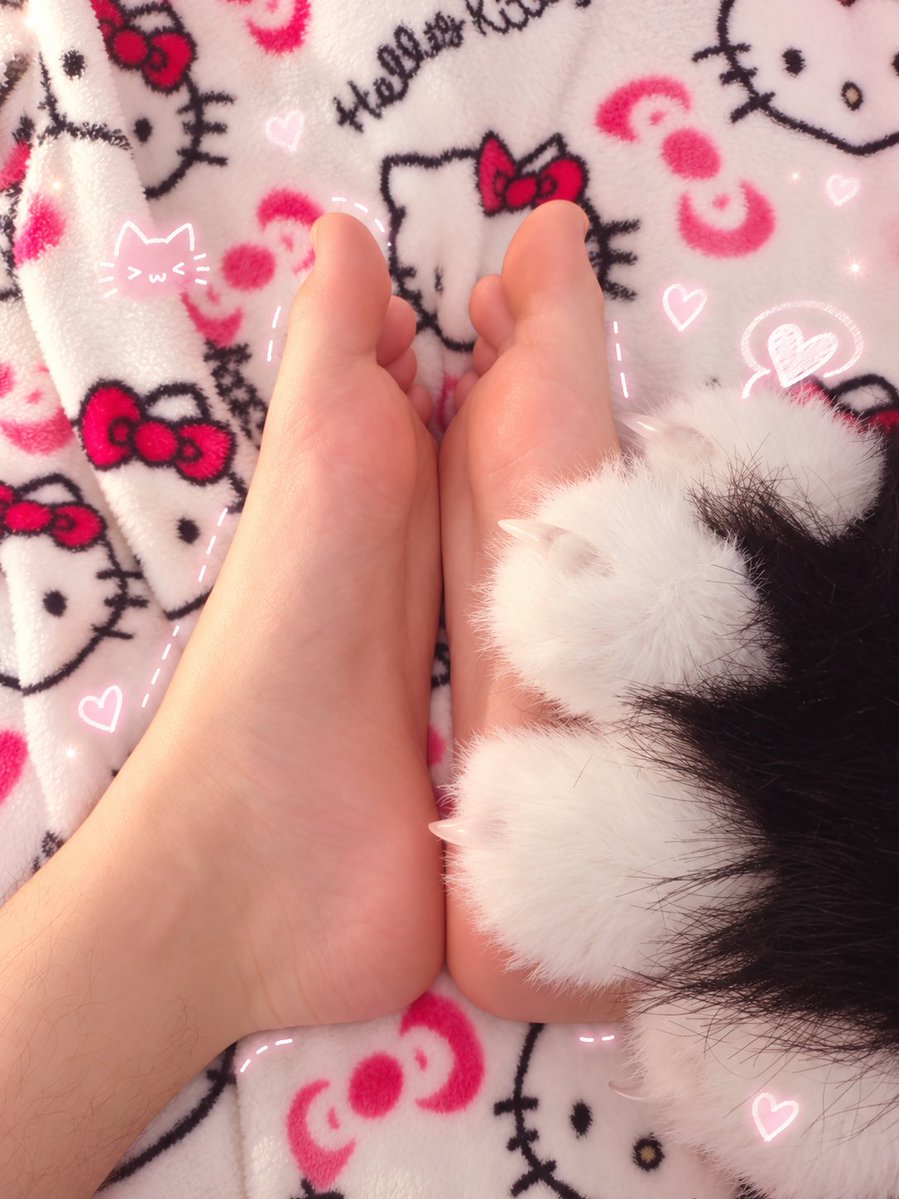 HaveFeetLove's tweet photo. soft little soles + fluffy paws 🩷
just laying here on my hello kitty blanket…
wanna come closer?
#softsoles #soles #feet #cutefeet #prettytoes #femboyfeet #softfeet #prettyfeet #smoothsoles #toes #footfetish #barefeet #hellokitty https://t.co/zg6ay9IiuI