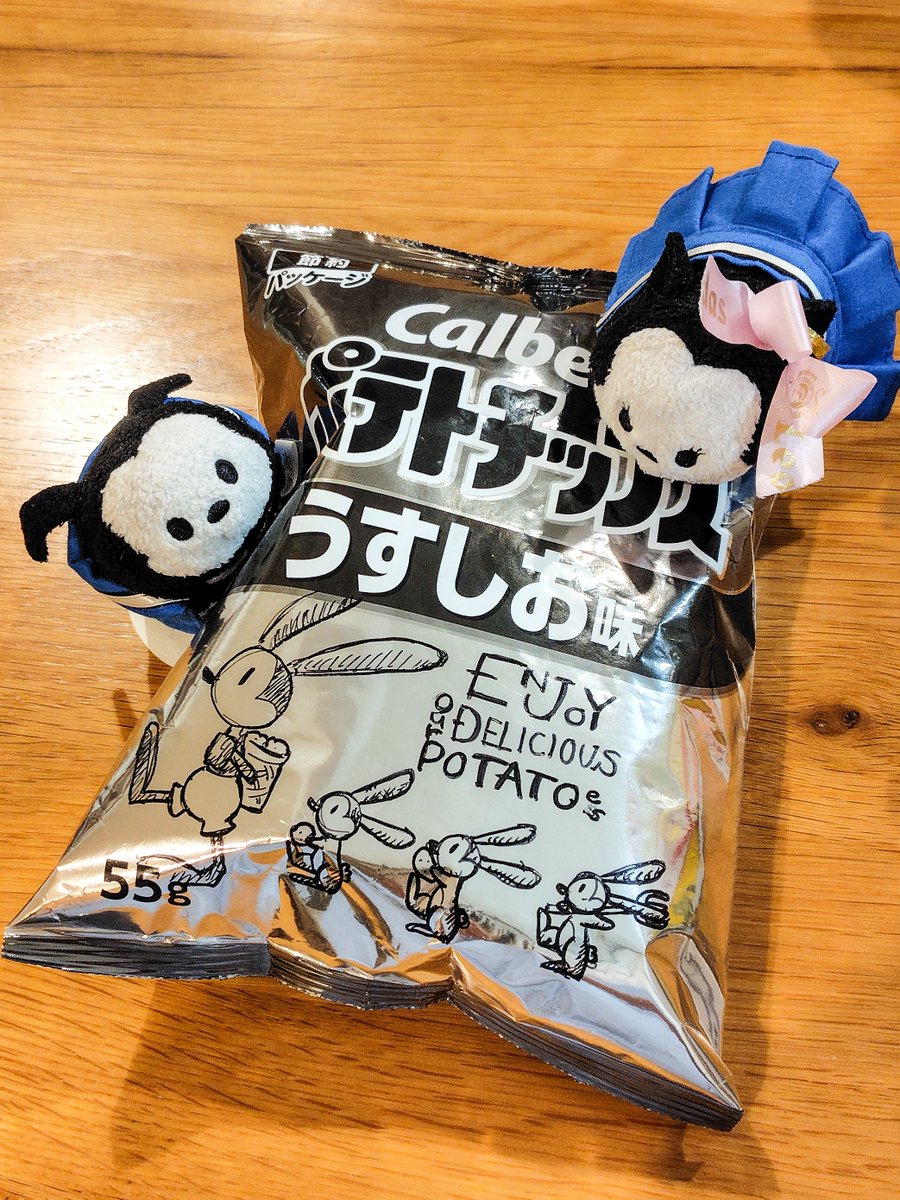 pukka_dd's tweet photo. Happy Debut Day, Oswald💙🖤
お祝いっぽくないですが、少し前に流行ったポテチ絵を🎁✨
この１年が、100周年に向けた特別な１年になりますように！

#OswaldTheLuckyRabbit 
#オズワルド生誕祭 https://t.co/VDRWVsputM