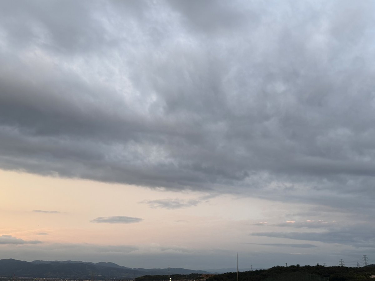 fumofumo_063's tweet photo. ふあっと明るくなった夕空( ˙꒳​˙ )

#イマソラ #夕暮れ #空 #雲 #天気の図鑑 https://t.co/UIzxVTRzml