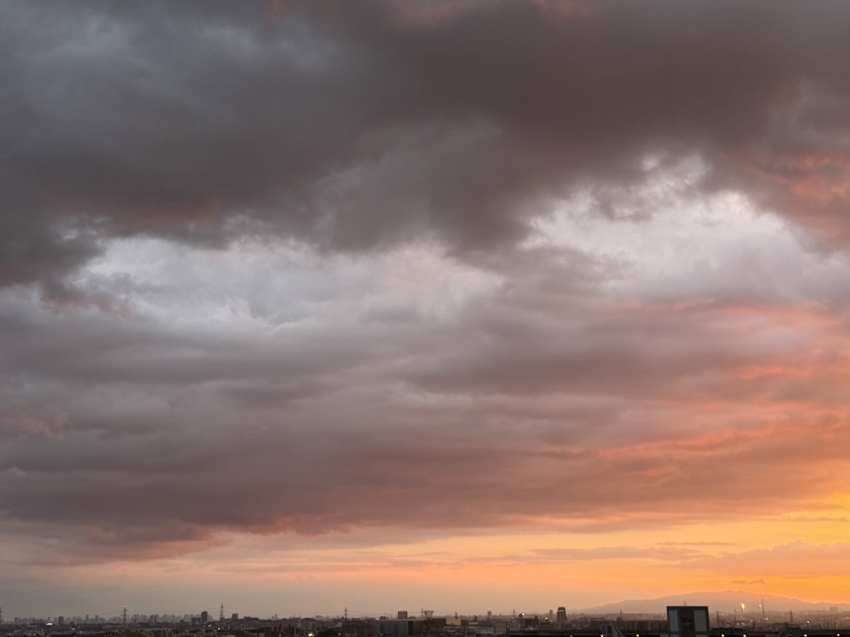 fumofumo_063's tweet photo. ふあっと明るくなった夕空( ˙꒳​˙ )

#イマソラ #夕暮れ #空 #雲 #天気の図鑑 https://t.co/UIzxVTRzml