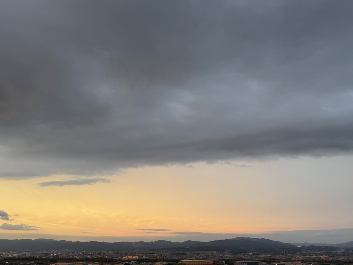 fumofumo_063's tweet photo. ふあっと明るくなった夕空( ˙꒳​˙ )

#イマソラ #夕暮れ #空 #雲 #天気の図鑑 https://t.co/UIzxVTRzml