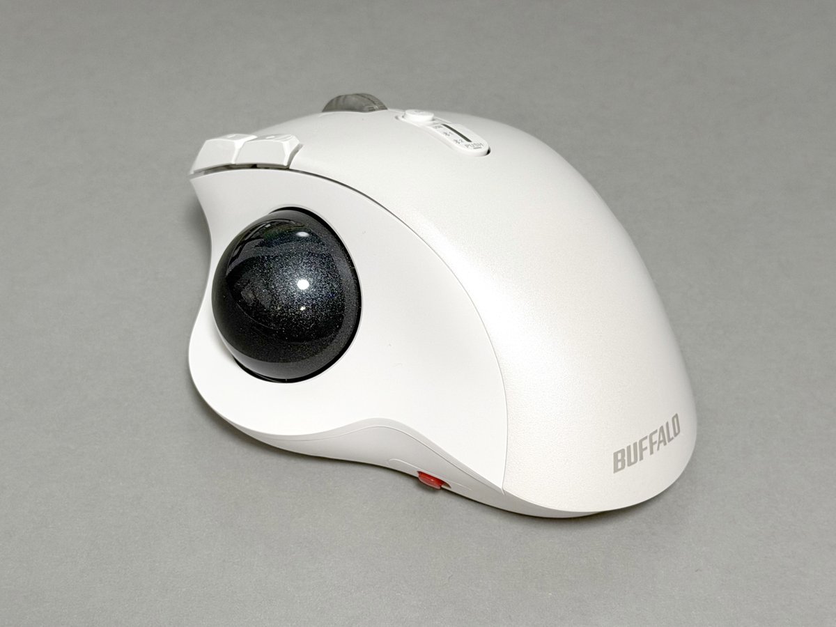 moriyakeiichi's tweet photo. #バッファロー 初の #トラックボール「BSTBB700WHX」を発売日に注文。ちょっと使ってみた。

スイッチは快適。ホイールは、そこそこスムーズに回転する。ロジクール「MX Ergo」よりよく回るが、「MX Master」ほどは回らない。

Amazon、楽天、Yahoo!のみで販売。期間限定で6990円→5990円。 https://t.co/RCB4ITRXWf