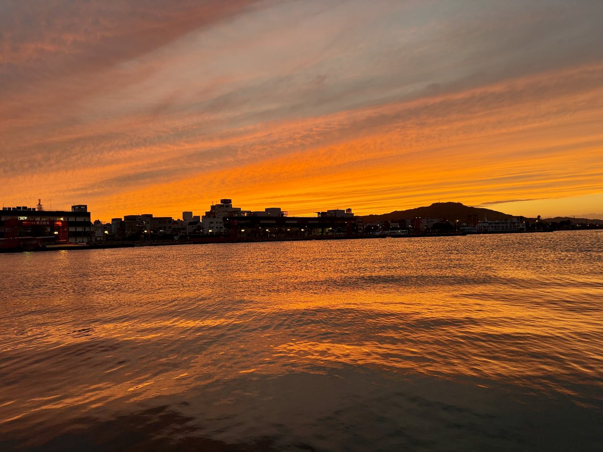 k0_tam's tweet photo. 一瞬で変わる夕焼けが好き🫶
#なんかいいな今治
#今治市 https://t.co/Ba2l4XRpOH