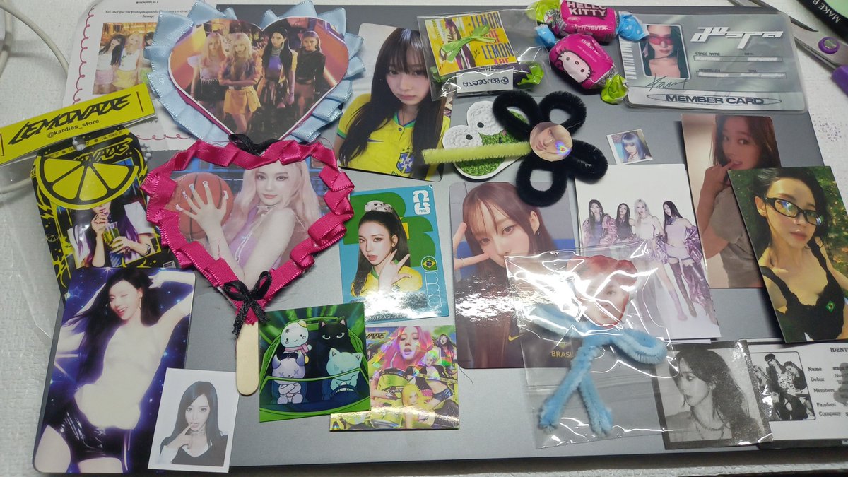 vdark_q's tweet photo. Mds o tanto de freebie que eu peguei ontem no show kdkakdkakdkakskw https://t.co/ZWy4zDdLap