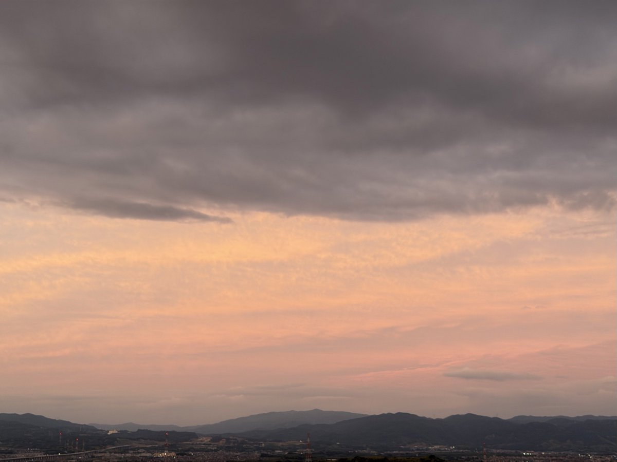 fumofumo_063's tweet photo. からの(´ｰ｀)

#イマソラ #夕暮れ #空 #雲 #天気の図鑑 https://t.co/oG2lExxVq9