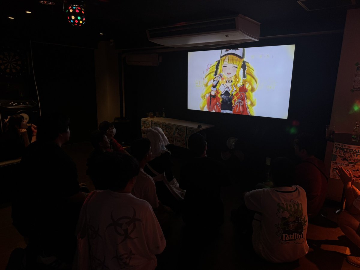 kensakai9310's tweet photo. 潜＆入しておりました！
え！？あの曲に会場コールが出来る仕様が隠されていたなんて！！🍔
最高に盛り上がっておりました✨
現場からは以上です！

後方腕組みよりよりのともより
#Vアク
#かすていらヨリコ https://t.co/3d2vC4bmqf