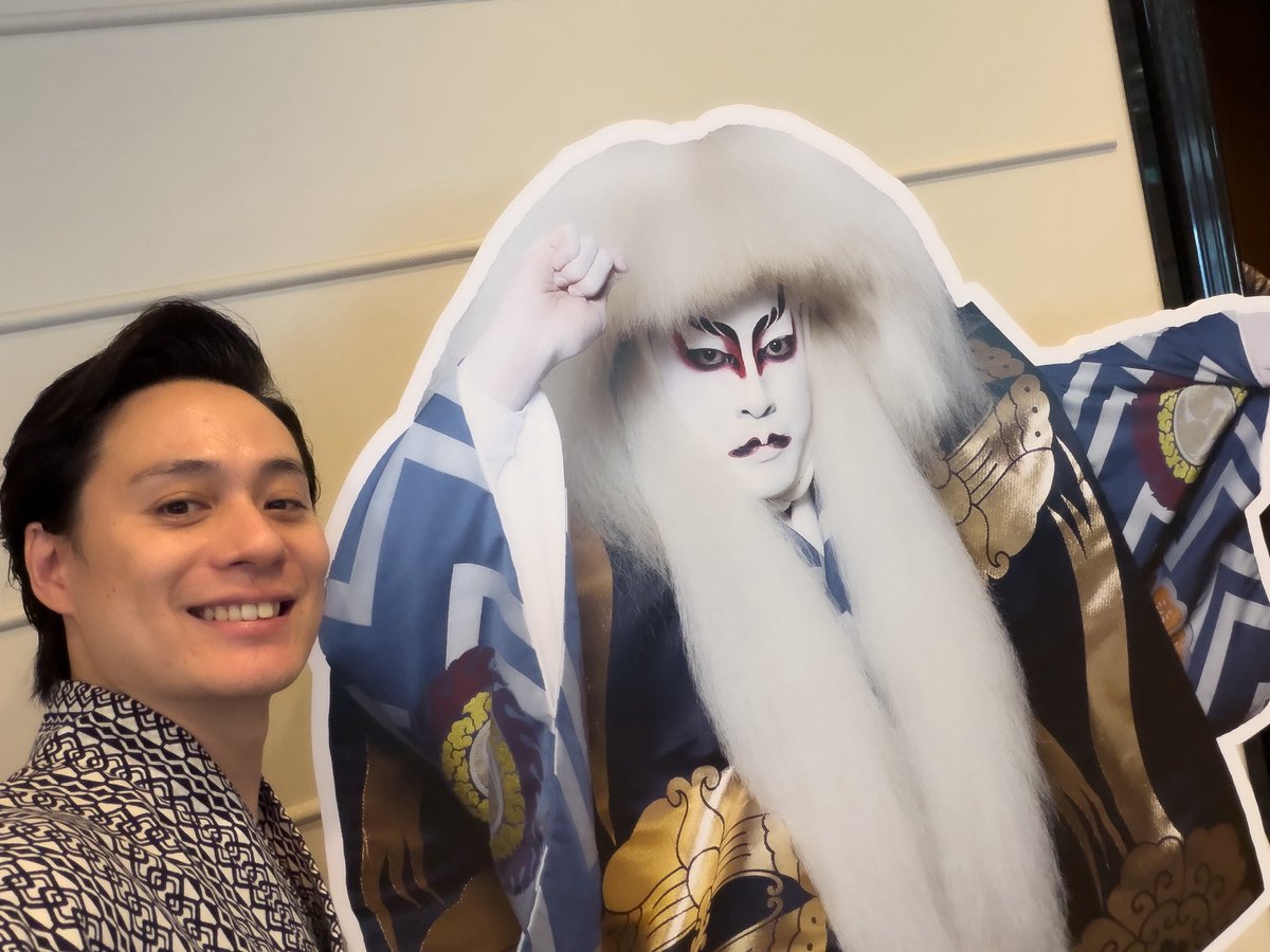 sakiju's tweet photo. 研の會、師匠織太夫が團七師匠と「藝阿呆」に出演！
なので裏方要員で参加させていただいております😌

藝阿呆は、明治から大正にかけて活躍された大隅太夫師の一生を描いたラジオ浄瑠璃劇。

これまで、舞台で舞踊劇でされる際はこの音源(ラジオ・CD)を使用されての上演という形になっておりましたが、この研の會にて初めて生演奏という形になりました。

初演(音源)は綱太夫師匠・弥七師匠なので、初の生演奏が織太夫・團七師匠という直の弟子筋・弟子という取り合わせは胸に迫るものがあります。

そして右近さんの熱い演技。

私は舞台稽古で皆さんよりも一足はやく完成形を目にしたわけですが、なんという凄いものを観てしまったのかと恐ろしい気持ちになりました。

私も継承したいという気持ちを強くもちました。

この演目をファイナル公演で選ばれた右近さんの慧眼、そして熱演。
明日、そして明治座で、皆さんお楽しみください。

90歳、團七師匠の、師匠・弥七師を想うこの舞台、本当に観なきゃもったいない！！！

#観なきゃもったいない
#人形浄瑠璃 #文楽 #咲寿太夫 #尾上右近 #研の會 #竹本織太夫 #竹澤團七 #竹本綱太夫 #竹澤弥七 #藝阿呆