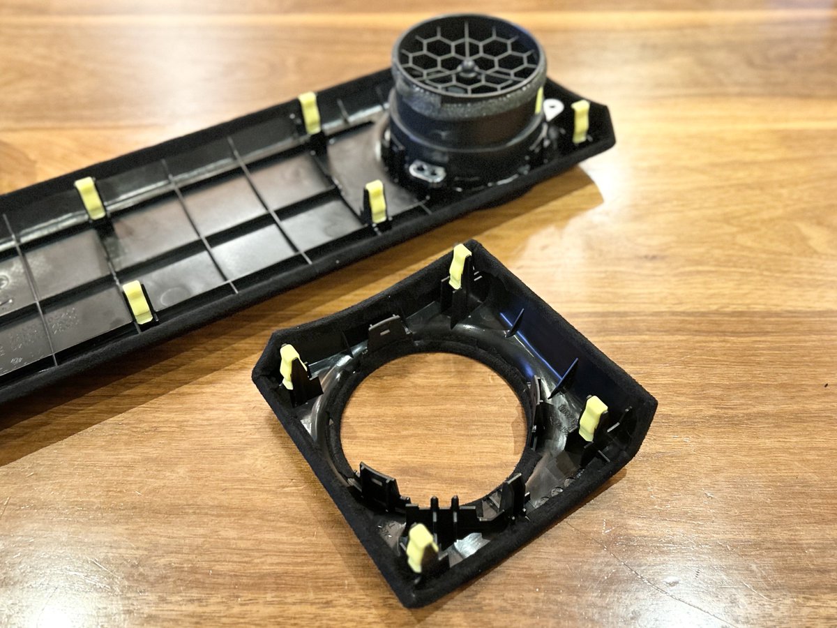 Wins_Factory's tweet photo. 内装をスエード生地で張り替え〜

シッカリと脱脂してから貼り込んで…　裏側も見た目に拘って仕上げてみました👍

綺麗に仕上がり自己満足☺️ https://t.co/eAvJ4xFTcz