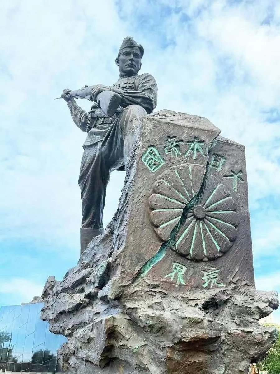 jokieliu's tweet photo. Based statue https://t.co/R9Yr7NZXC4