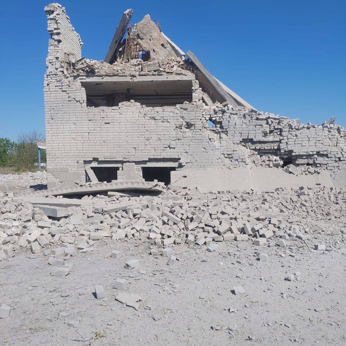 khvl_info's tweet photo. 💥 Російські авіабомби зруйнували школу в Урожайному на Херсонщині

Удар стався 4 вересня. Будівлю знищено повністю. У громаді майже не залишилося вцілілих закладів освіти. Інформації про постраждалих немає.

📌 Джерело: Бериславська МВА https://t.co/OoMoSiuFF2