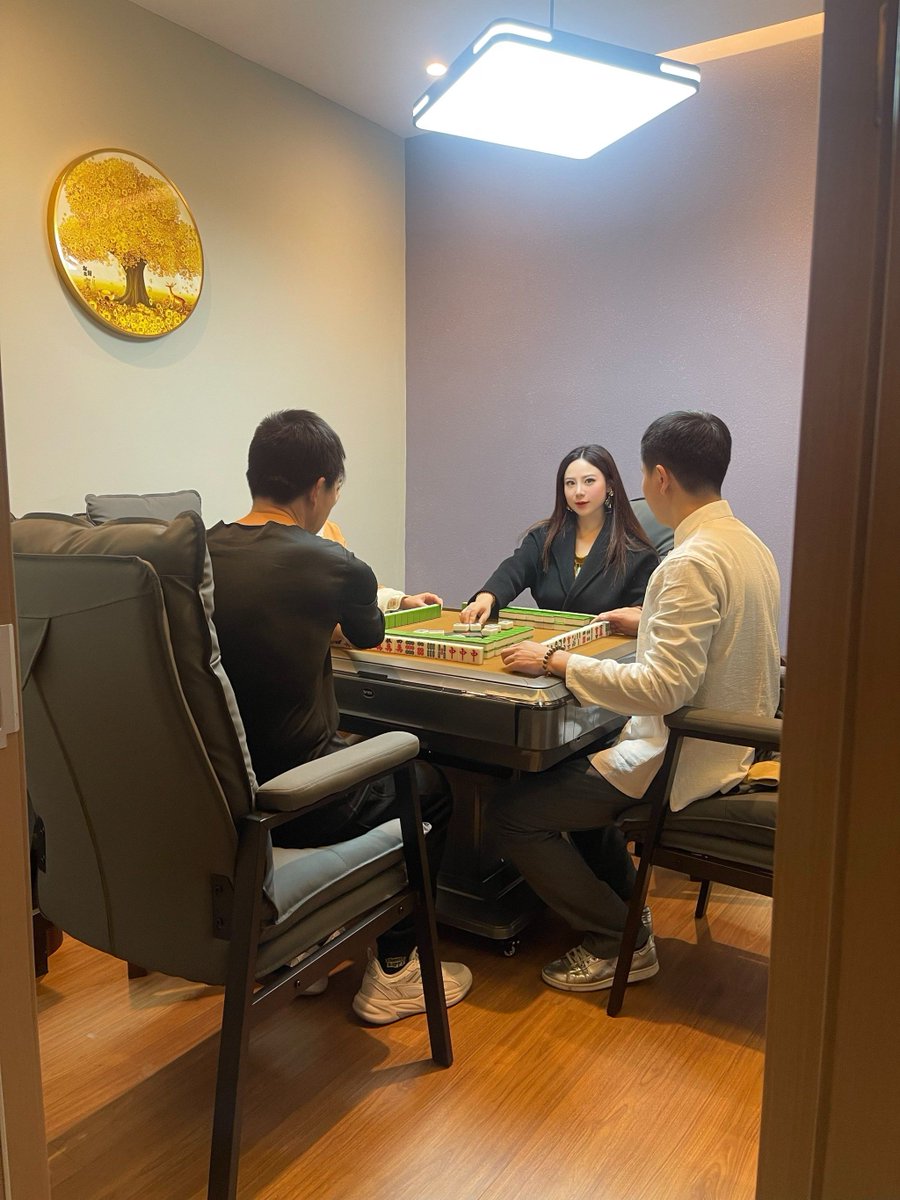 DefneKorkmuica's tweet photo. Home is where we laugh loud, eat too much takeout, and play board games till bedtime. Best weekend ever with my favorite people.， https://t.co/L3y14TREtw