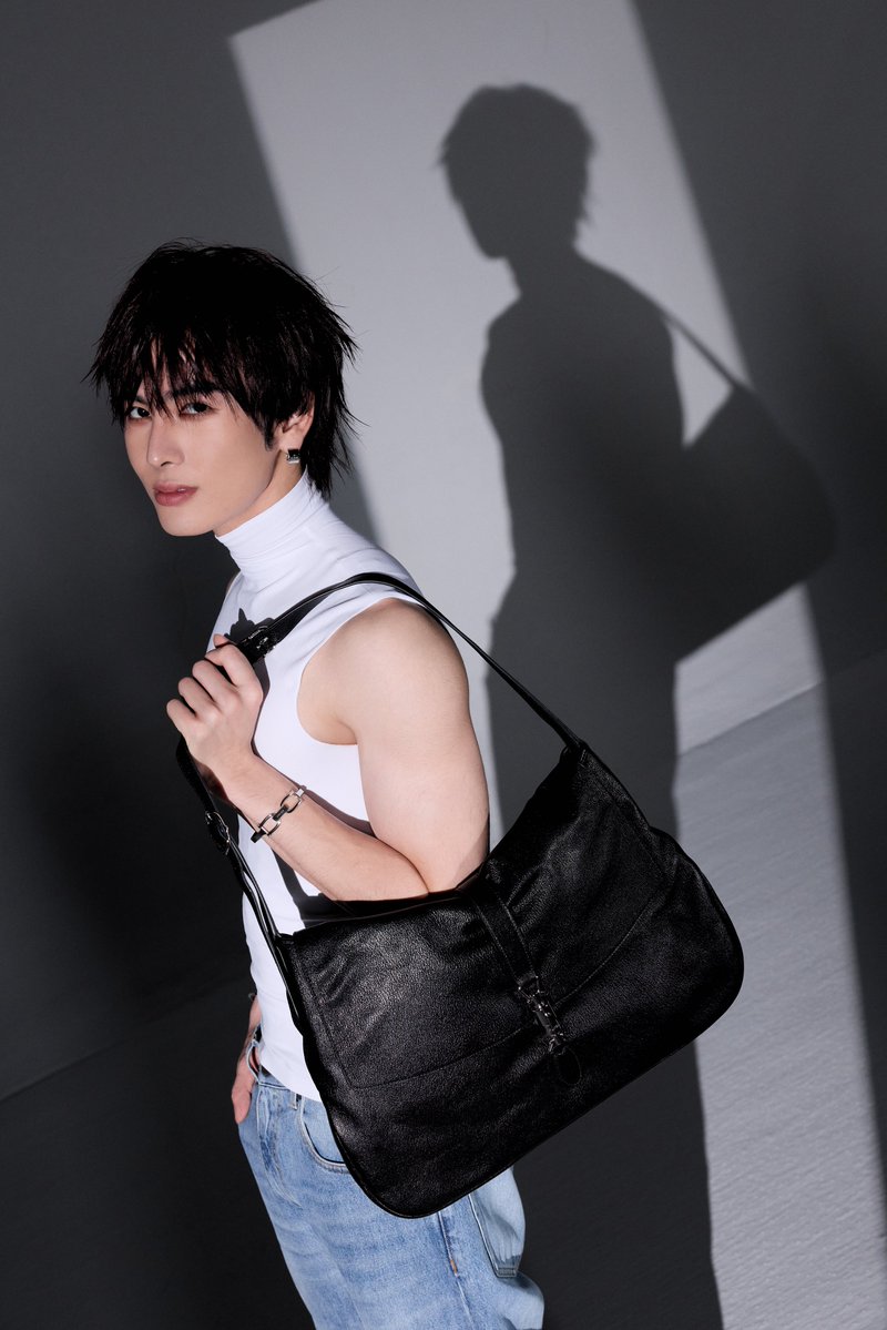 Siam_Paragon's tweet photo. แซนต้า พงศภัค (@Ppsanta) กับกระเป๋ารุ่นใหม่ Jackie Flap จากคอลเลกชัน Gucci Primavera ที่นำมาตีความใหม่ให้กับ Jackie 1961 หนึ่งในกระเป๋ารุ่นซิกเนเจอร์อันโด่งดังของ Gucci จากซิลูเอตอันเป็นที่จดจำ สู่ความร่วมสมัย มอบภาษาใหม่แห่งงานดีไซน์ ตั้งแต่รูปทรง วัสดุ เฉดสี และหนังแบบต่างๆ ทั้งหนังเรียบเงา หนังกลับ รวมถึงลาย GG Canvas ไปจนถึงขนาด และสายสะพายที่ออกแบบมา เพื่อรองรับการใช้งานและสไตล์ที่หลากหลาย รวมถึงฮาร์ดแวร์ตัวล็อคแบบพิสตัน (Piston) อันเป็นเอกลักษณ์

พบกับกระเป๋าที่สะท้อนตัวตนของคุณ ได้ที่ร้าน Gucci ชั้น M สยามพารากอน 

@gucci #Santapp
#GucciPrimavera #GucciJackieFlap
#SiamParagon
