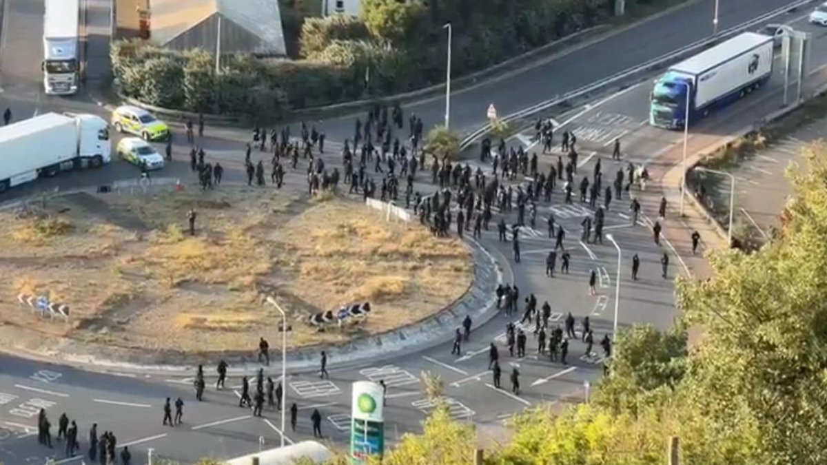 BasilTheGreat's tweet photo. 🚨NEWS: The lorry drivers stuck in Dover have cheered the masked protestors 

The lorry drivers are sick to death of the migrants too https://t.co/lwDndGsugJ