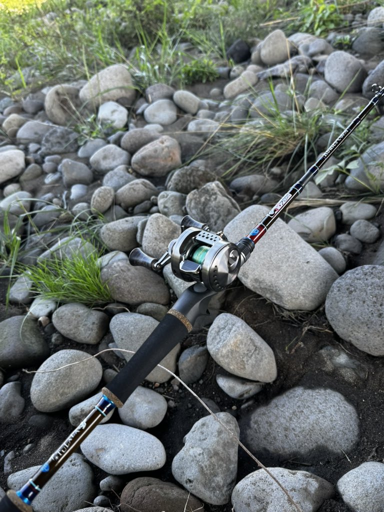 Fujiyu_1010's tweet photo. 遠征用に買ったルーツC60M試し投げ
リール次第で軽めもいけて良さげ
久しぶりのツララロッド https://t.co/kG5Tk8xVX9